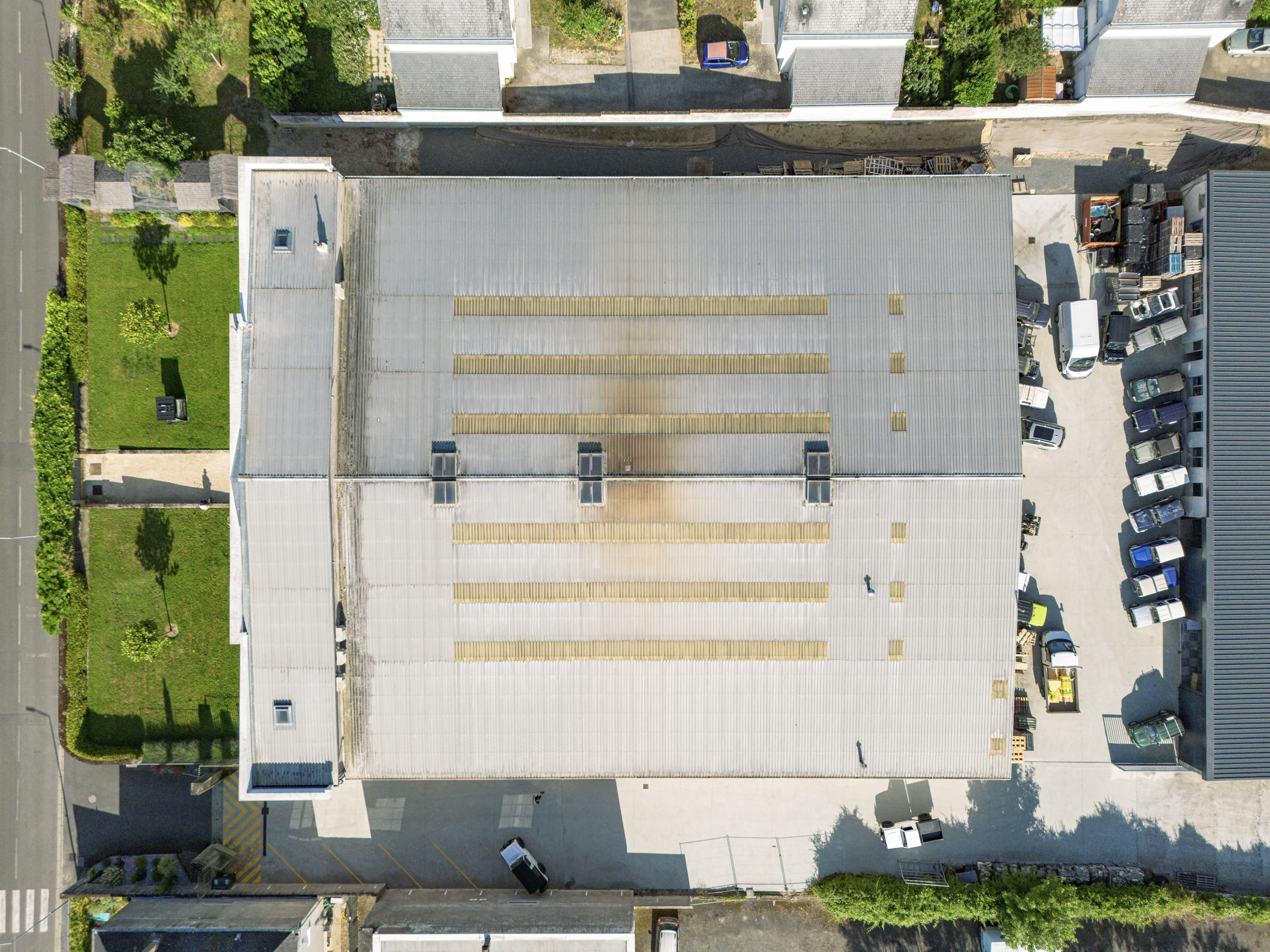 Vue aérienne verticale de la toiture d’un bâtiment industriel