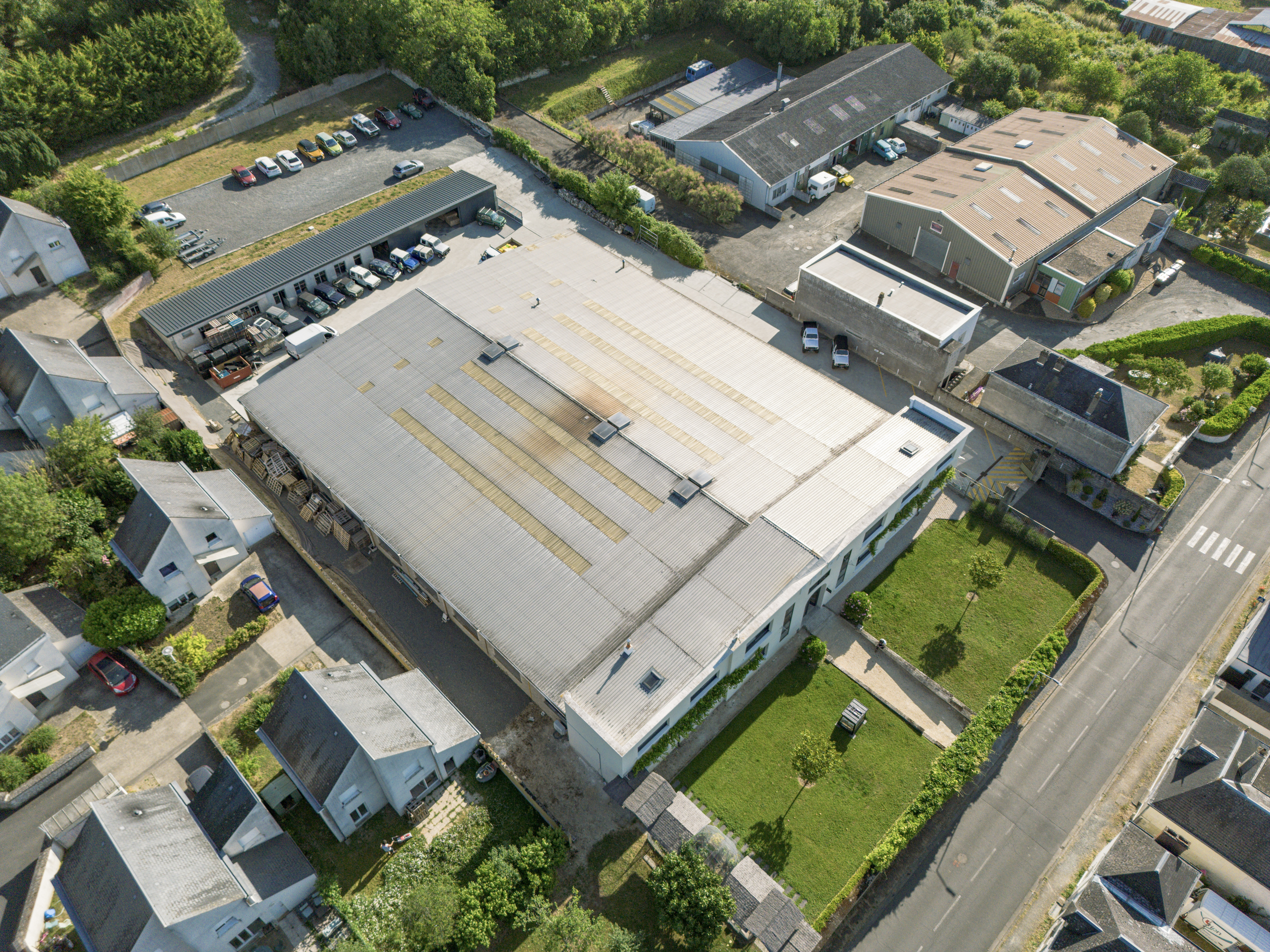 Vue aérienne oblique d’un bâtiment industriel et de ses abords