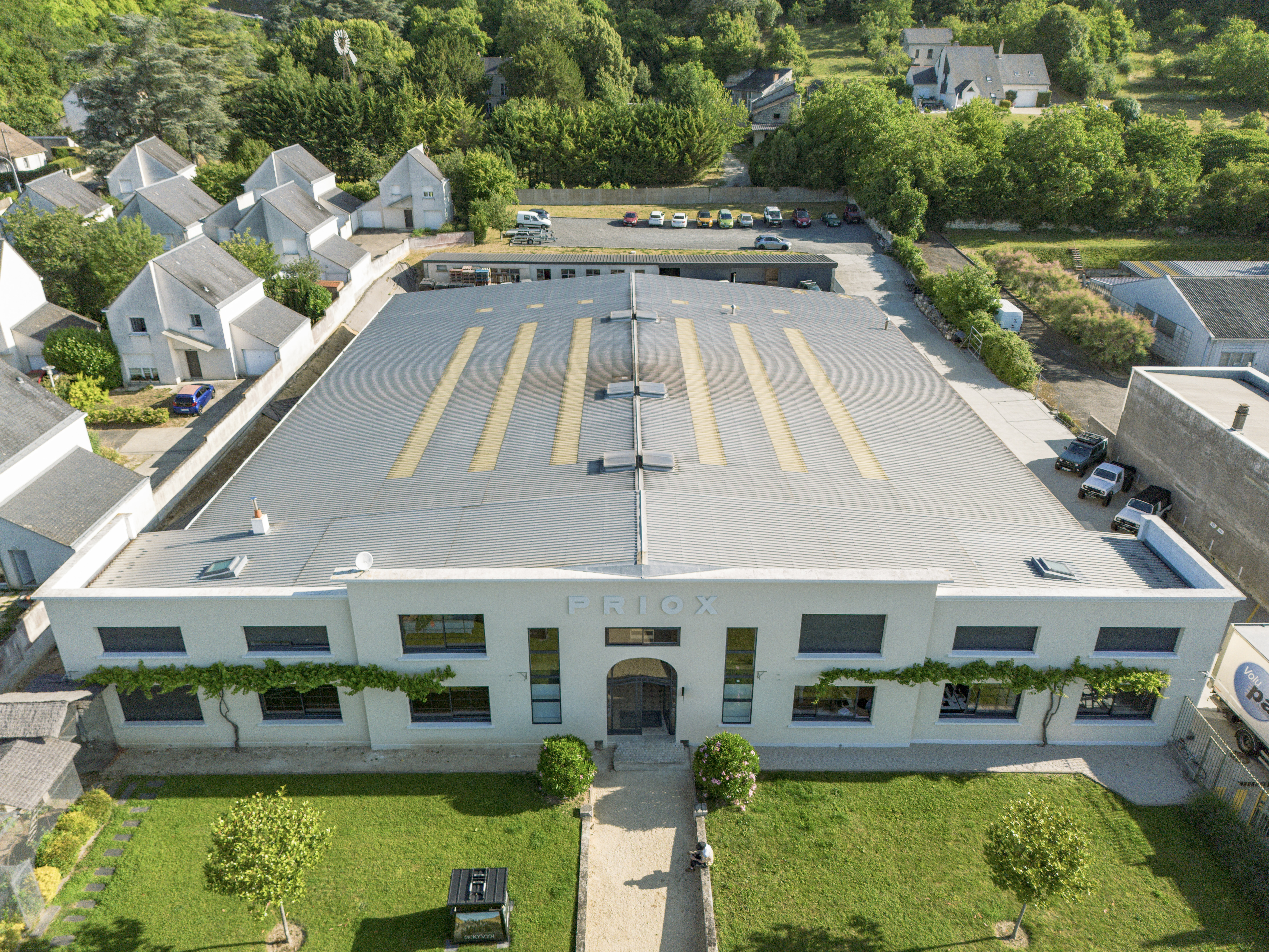 Vue aérienne de la façade et de la toiture d’un site professionnel