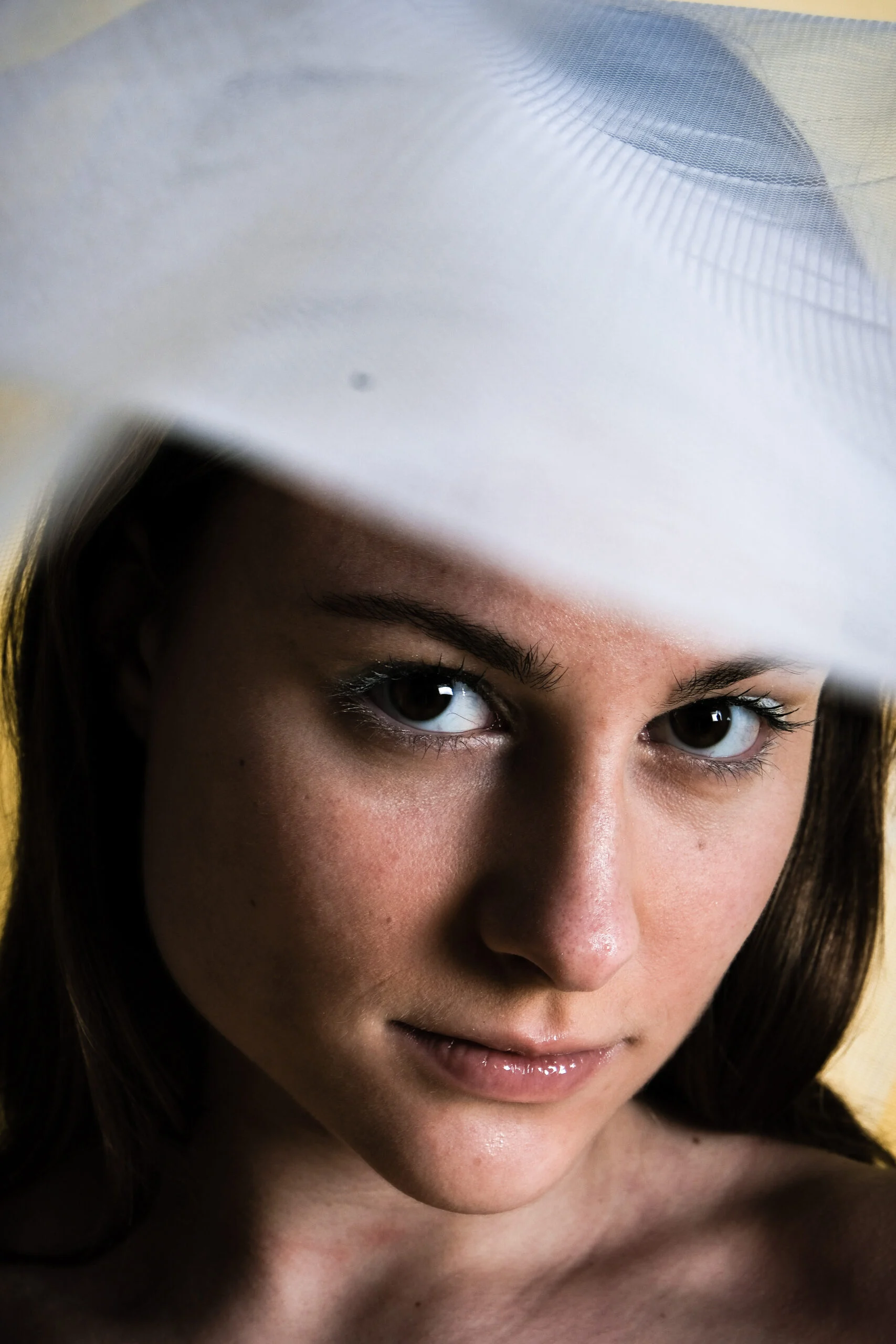 Gros plan sur un visage sous un voile blanc