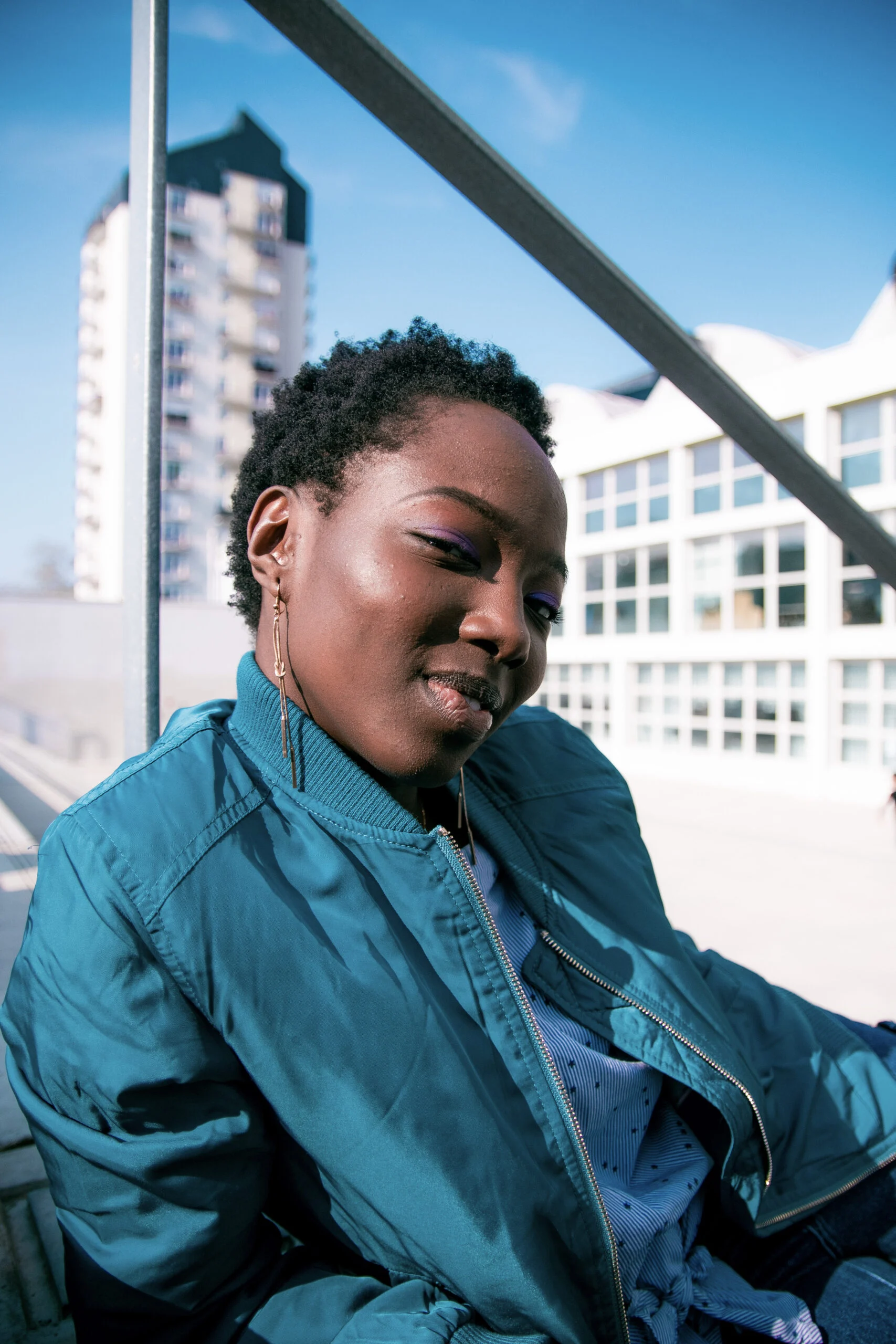 Portrait en veste bleue dans un décor urbain