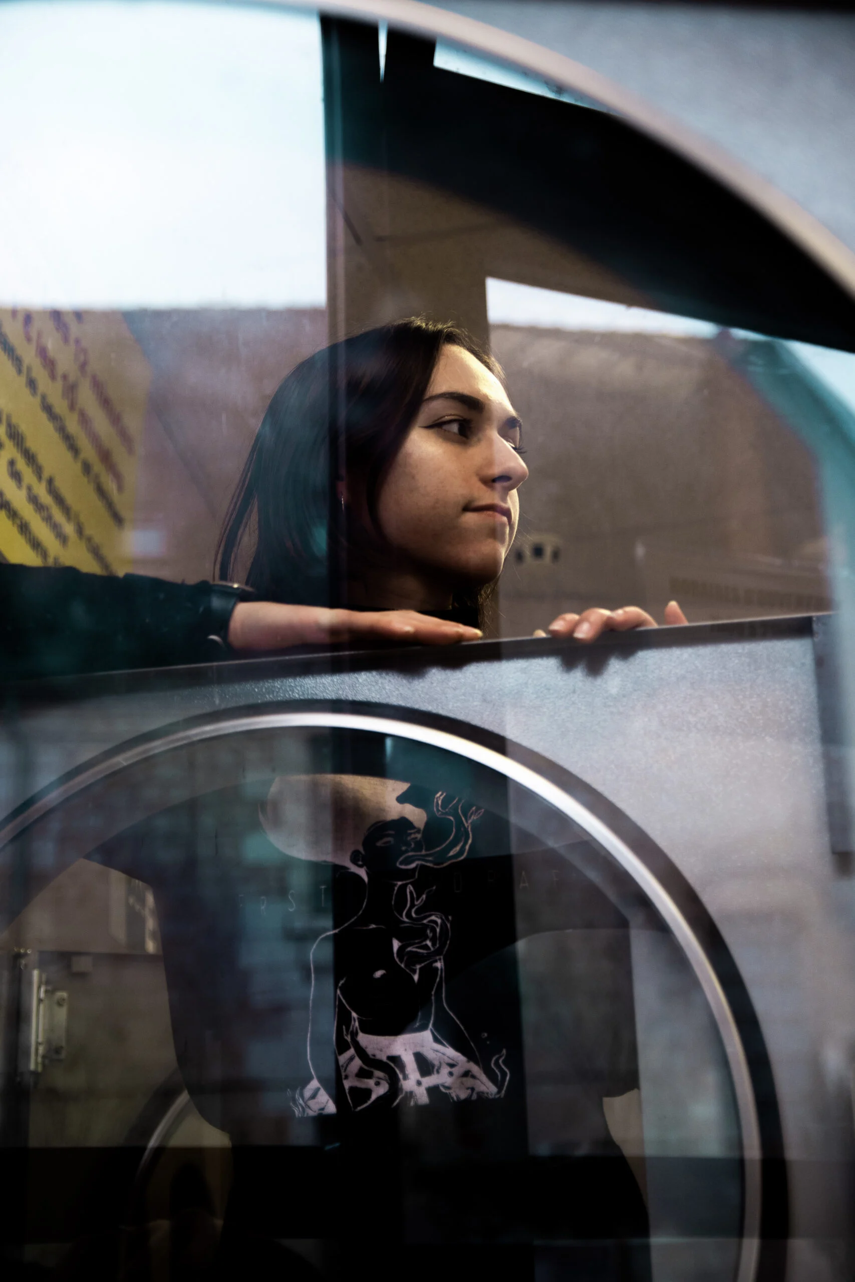 Portrait à travers une vitre dans une laverie