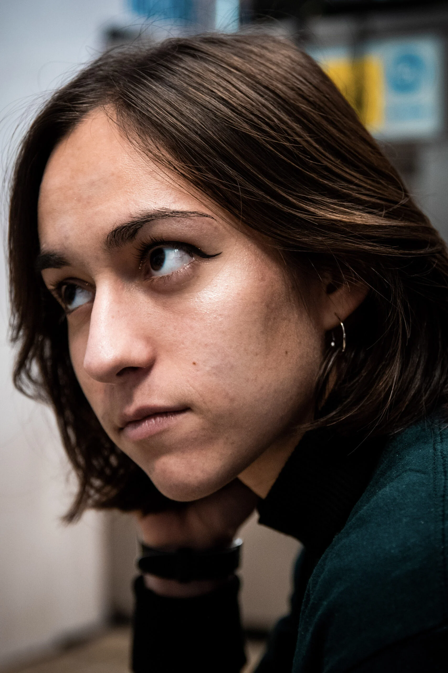 Portrait rapproché de trois quarts, le regard tourné sur le côté