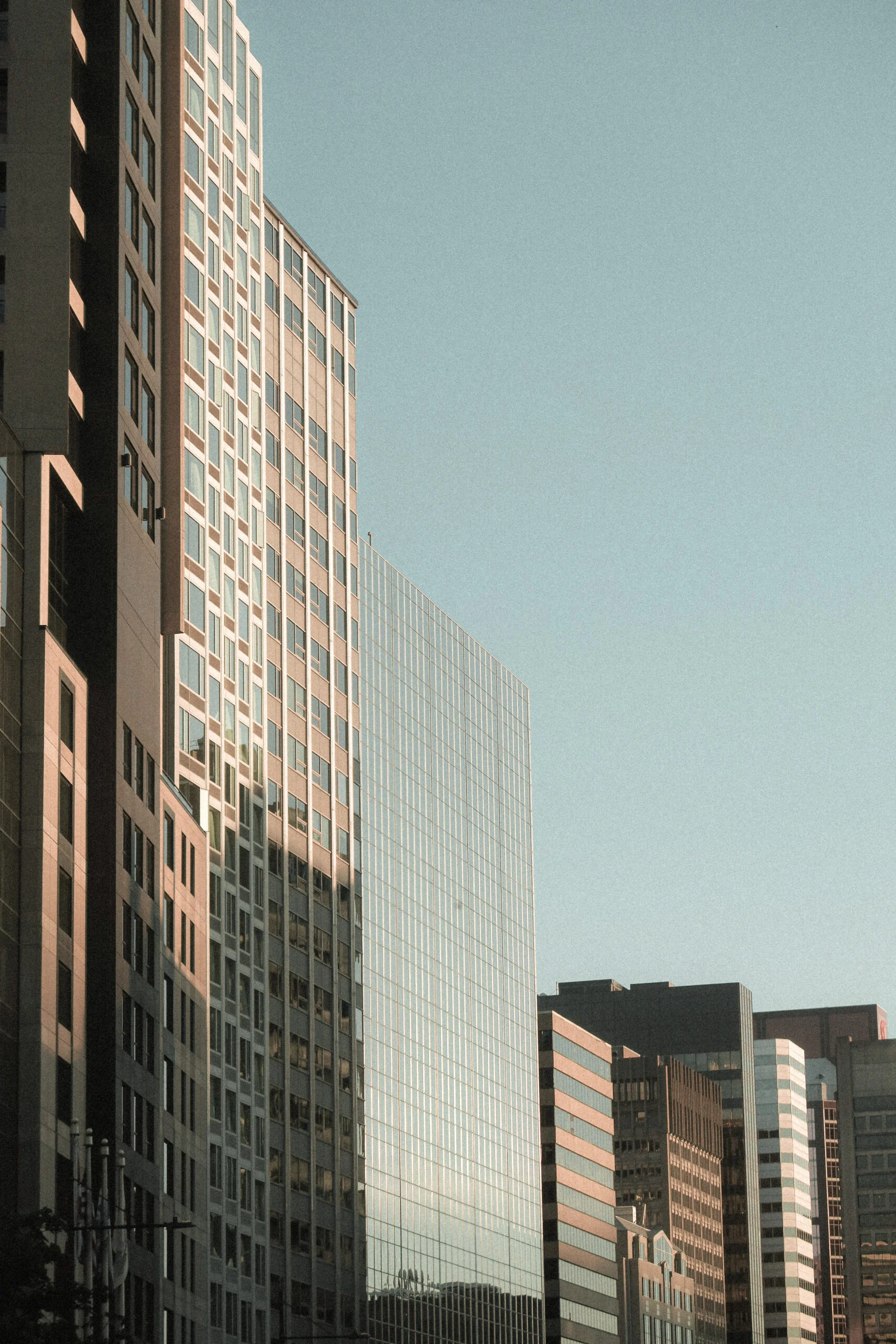 Silhouette et décor urbain au détour d’une rue