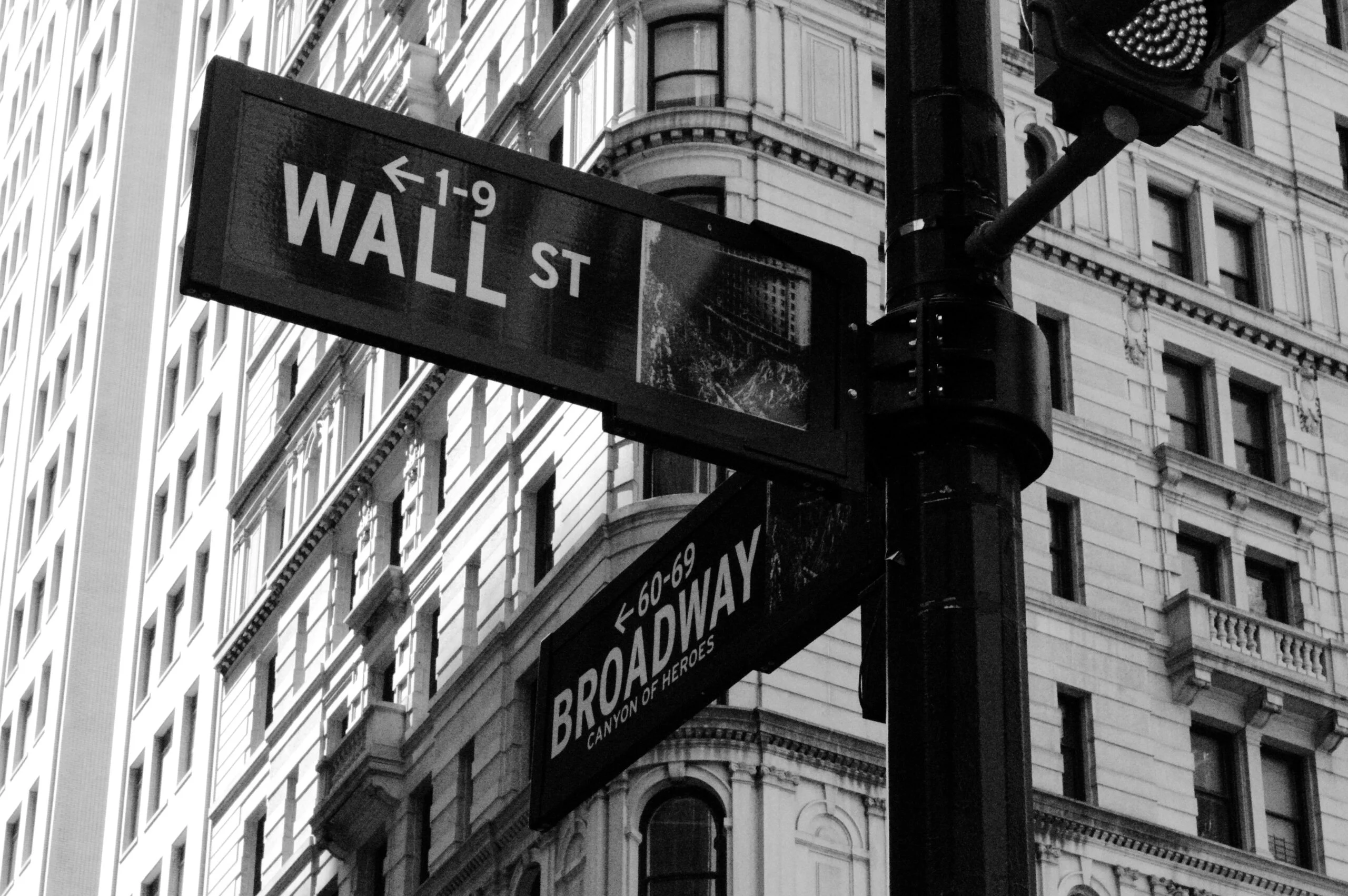 Instant de rue photographié en noir et blanc