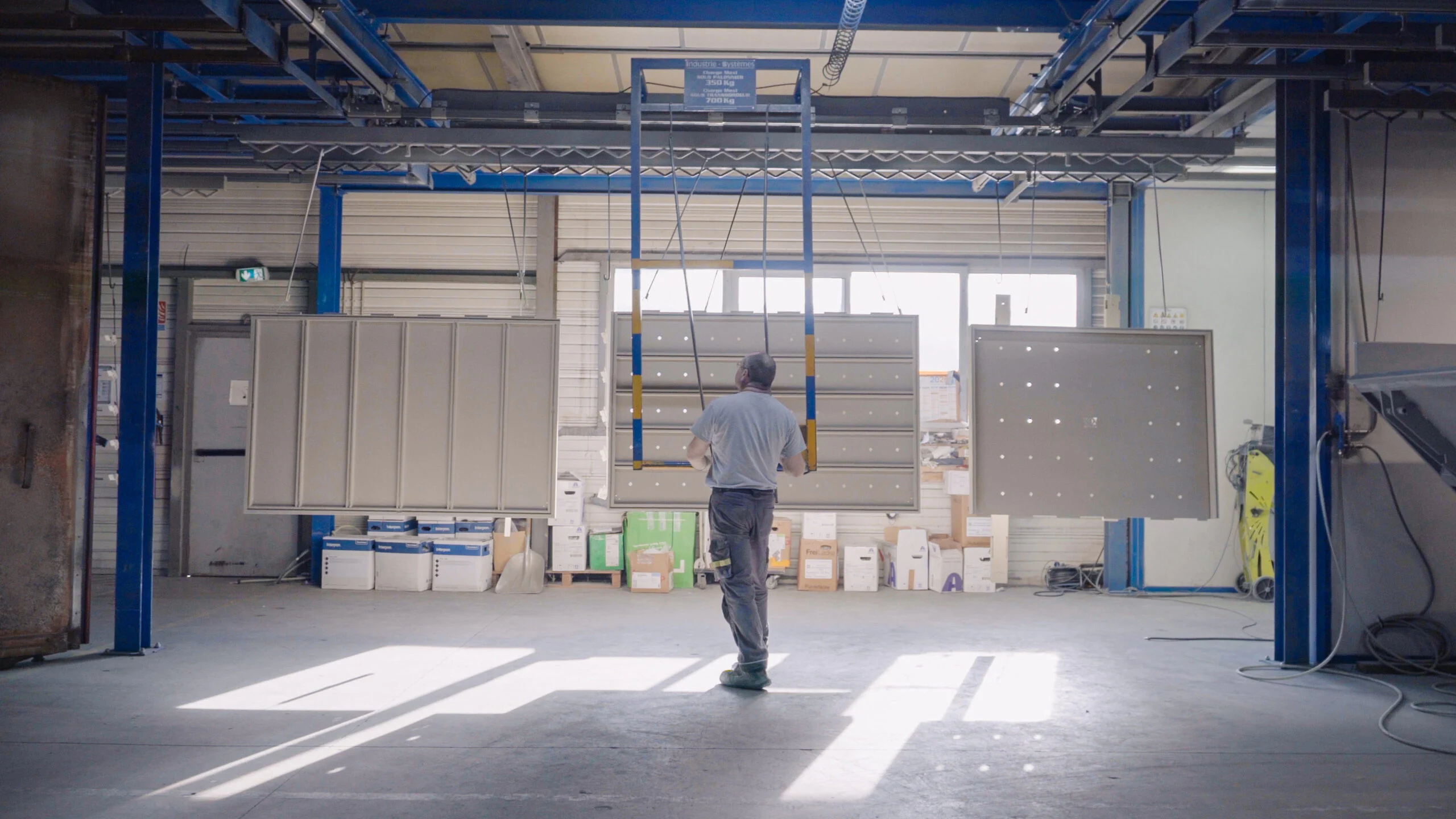 Vue d’un atelier industriel avec un opérateur au travail