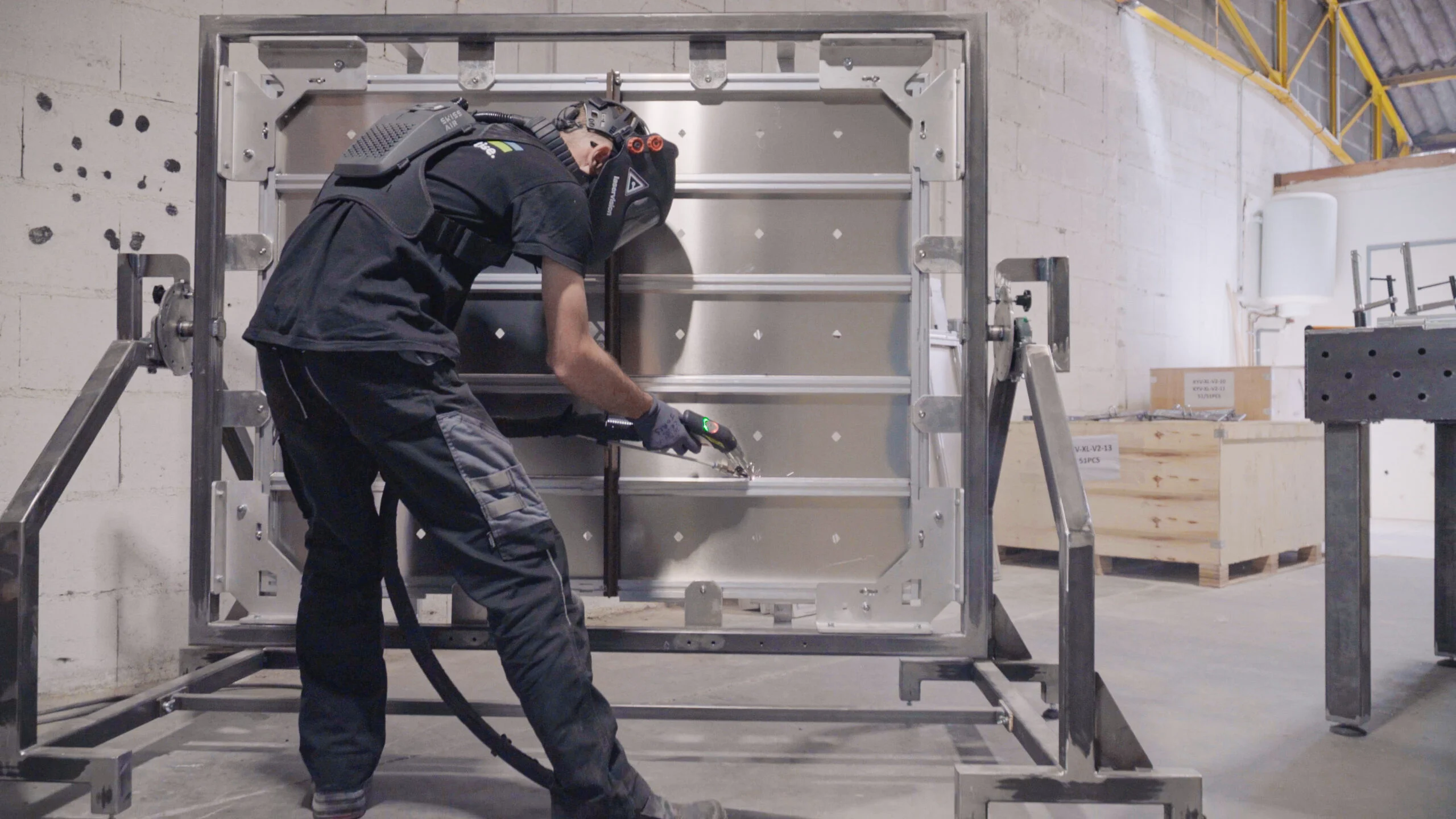 Soudeur travaillant sur une structure métallique en atelier