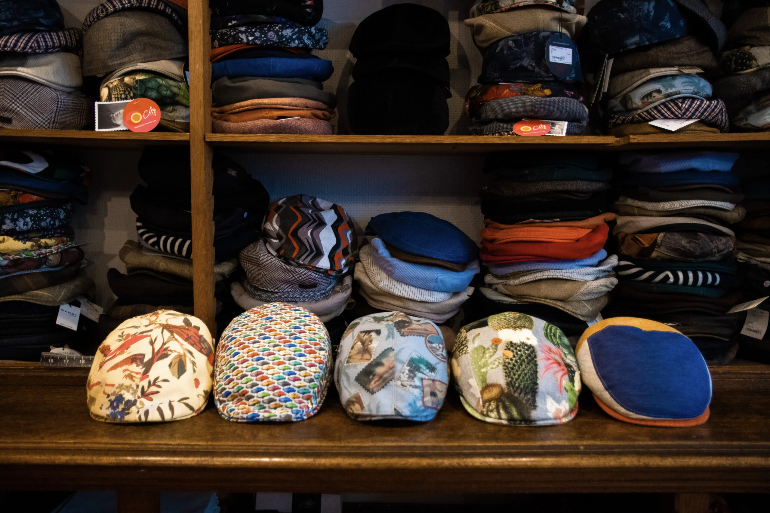 Casquettes et chapeaux rangés sur des étagères