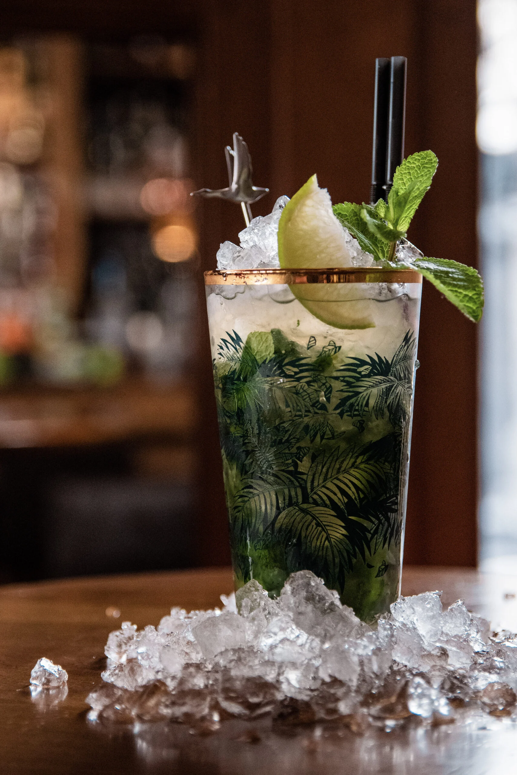 Cocktail frais au citron vert et à la menthe, présenté sur de la glace pilée