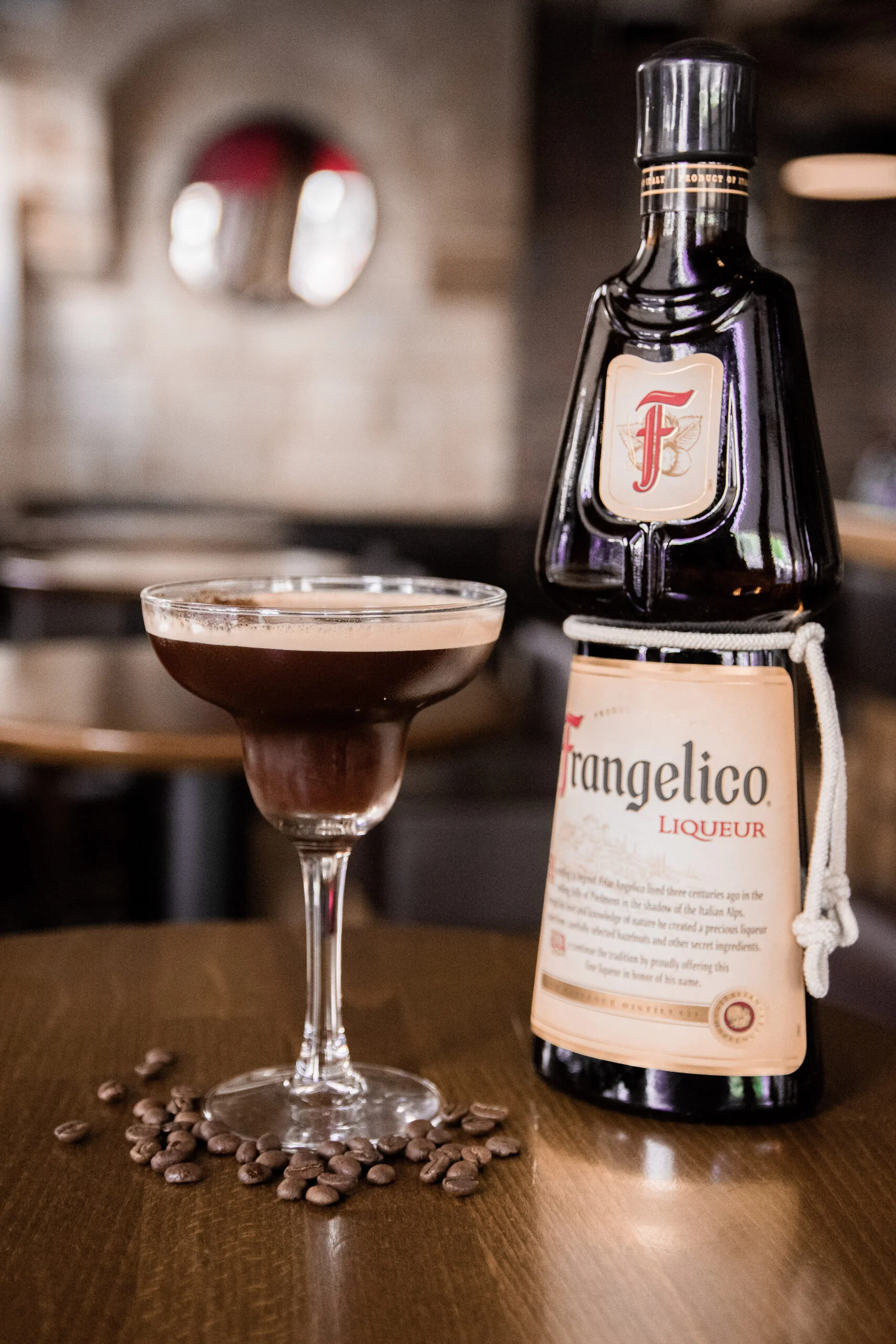Cocktail au café accompagné d’une bouteille de liqueur