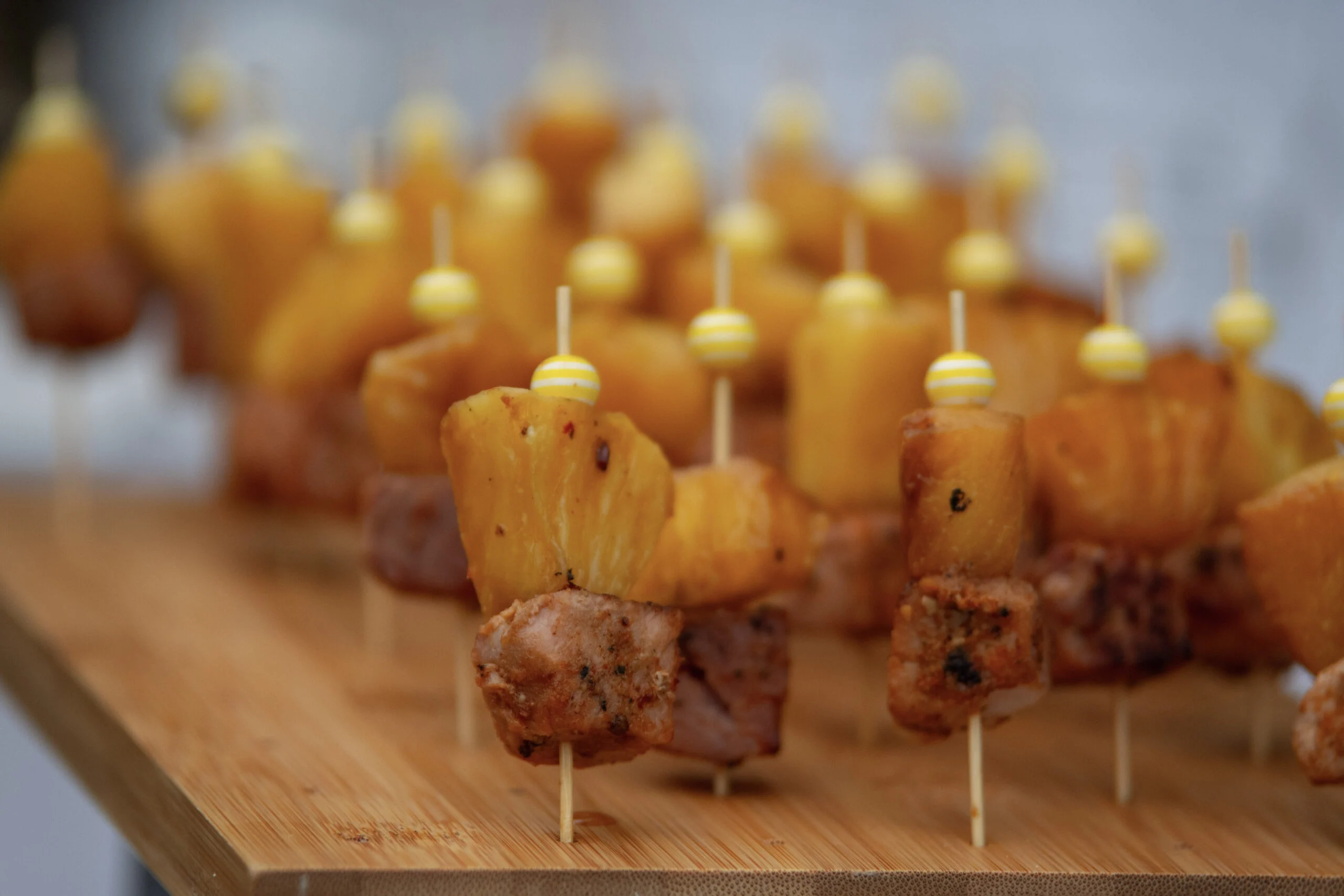 Brochettes apéritives dressées sur une planche en bois
