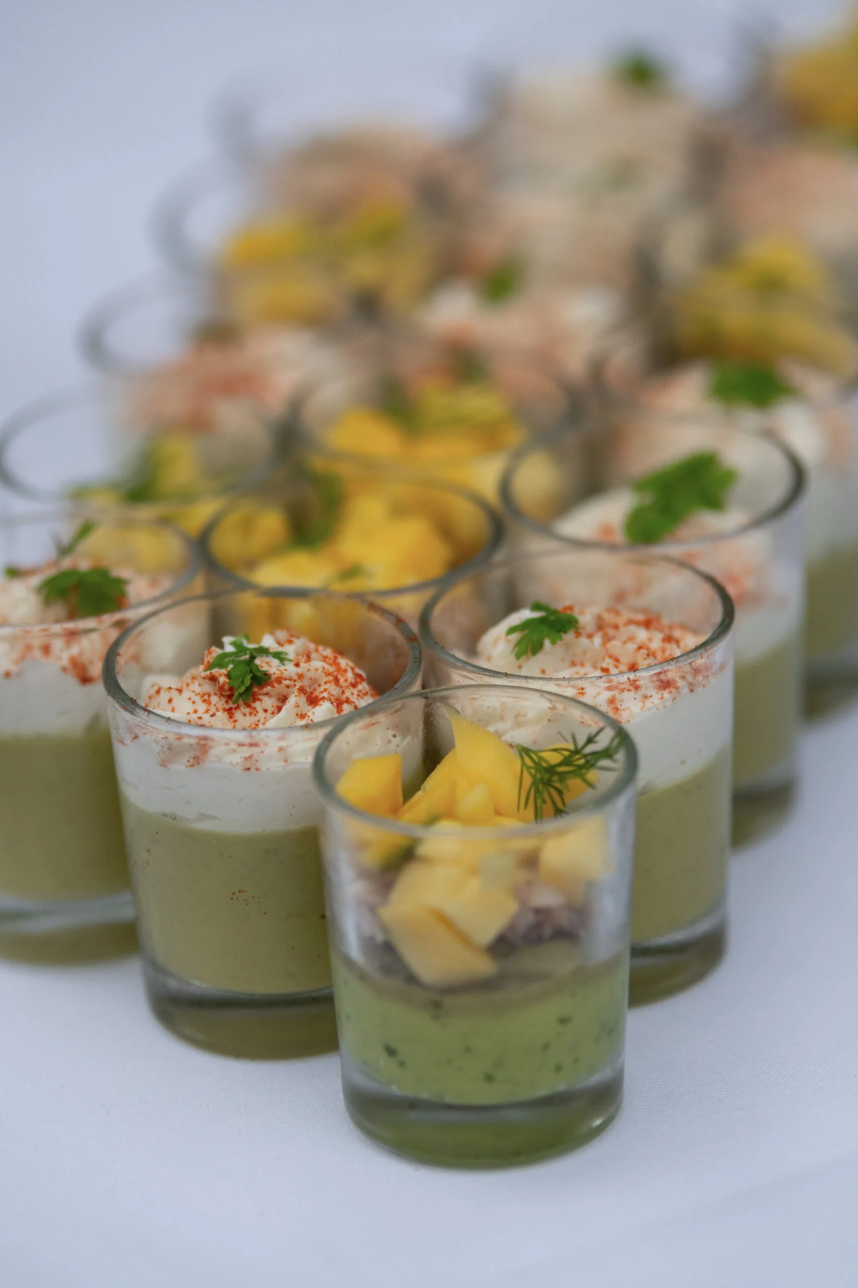 Verrines colorées disposées sur un buffet