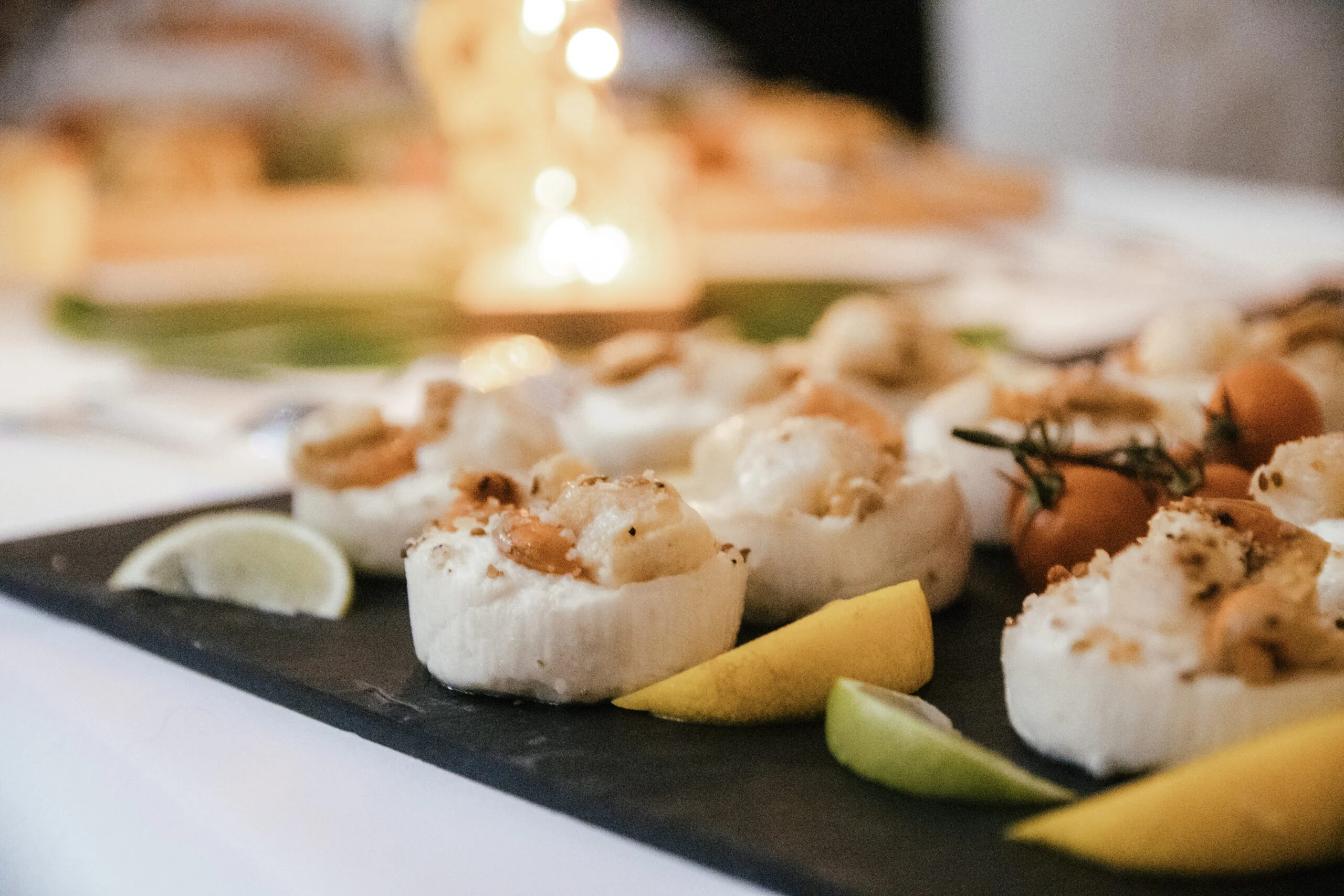 Bouchées de poisson accompagnées de quartiers de citron vert