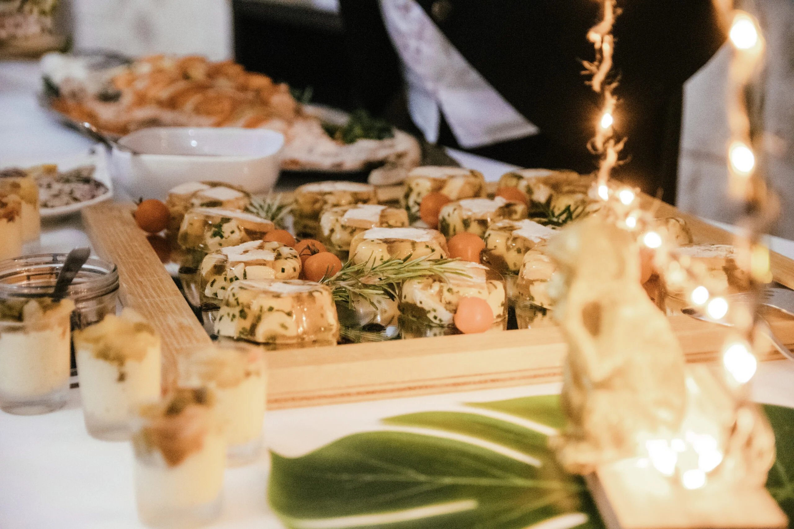Assortiment de bouchées dressées sur un plateau en bois