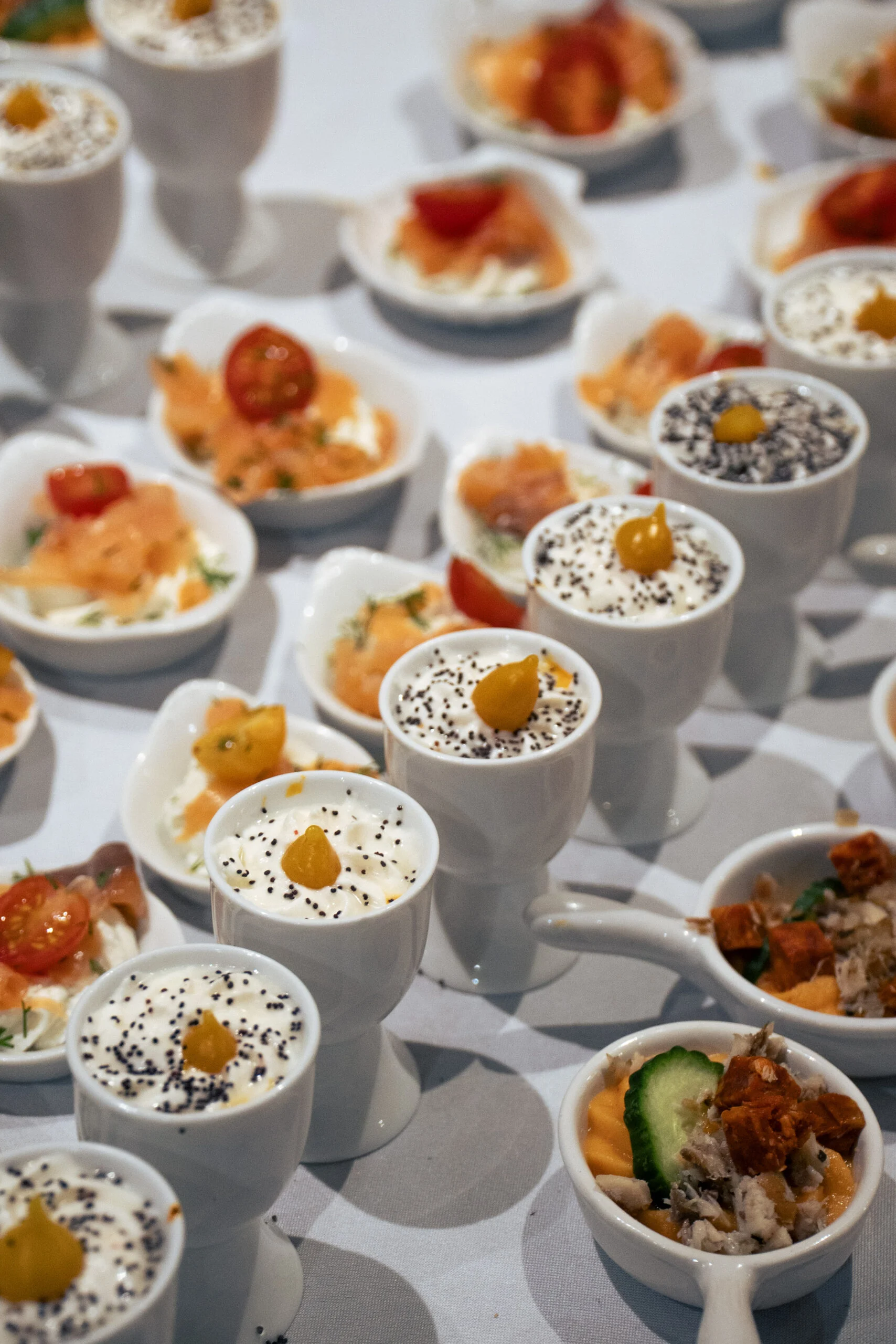 Verrines et petites portions disposées sur une table de réception