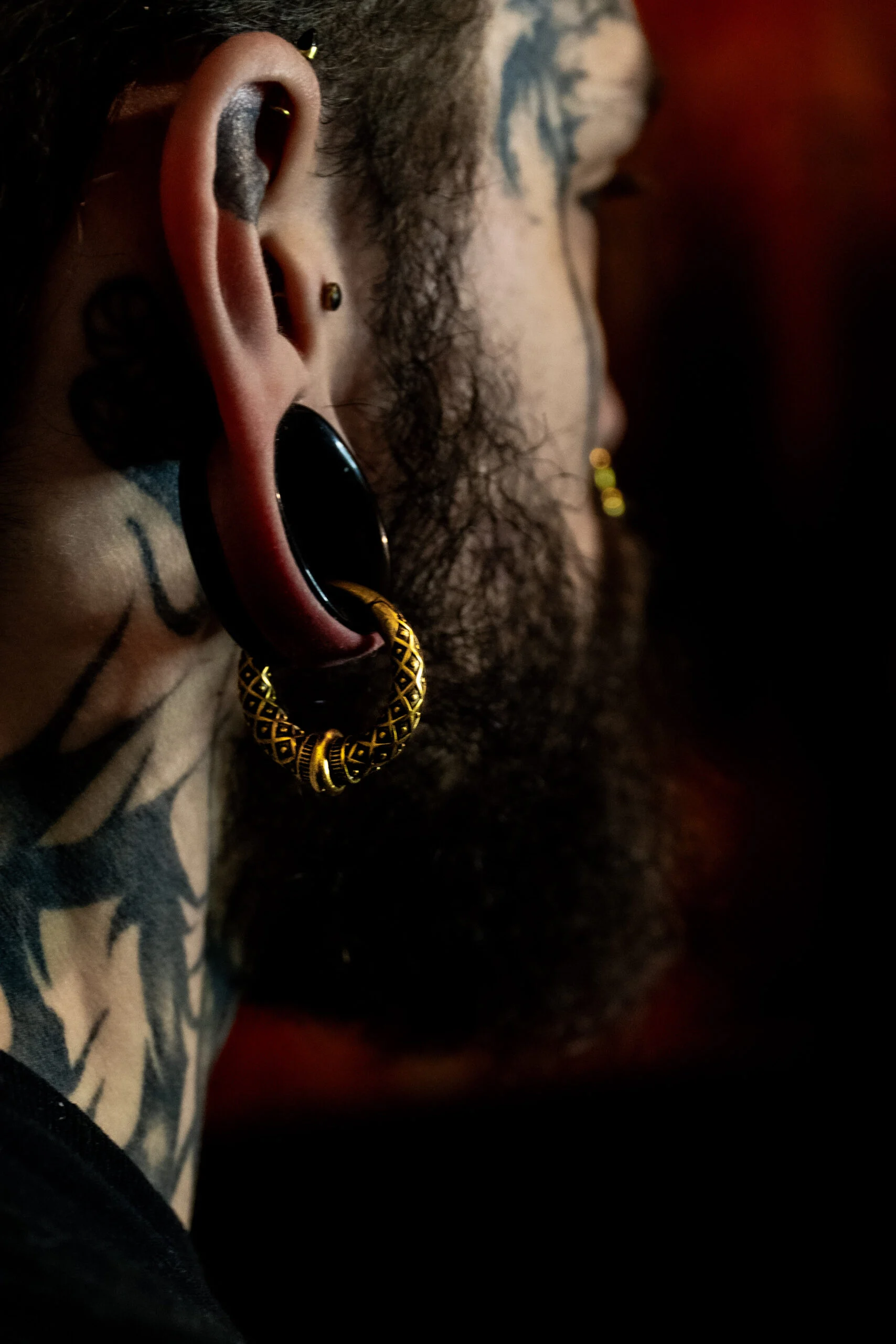 Gros plan sur un bijou d’oreille porté