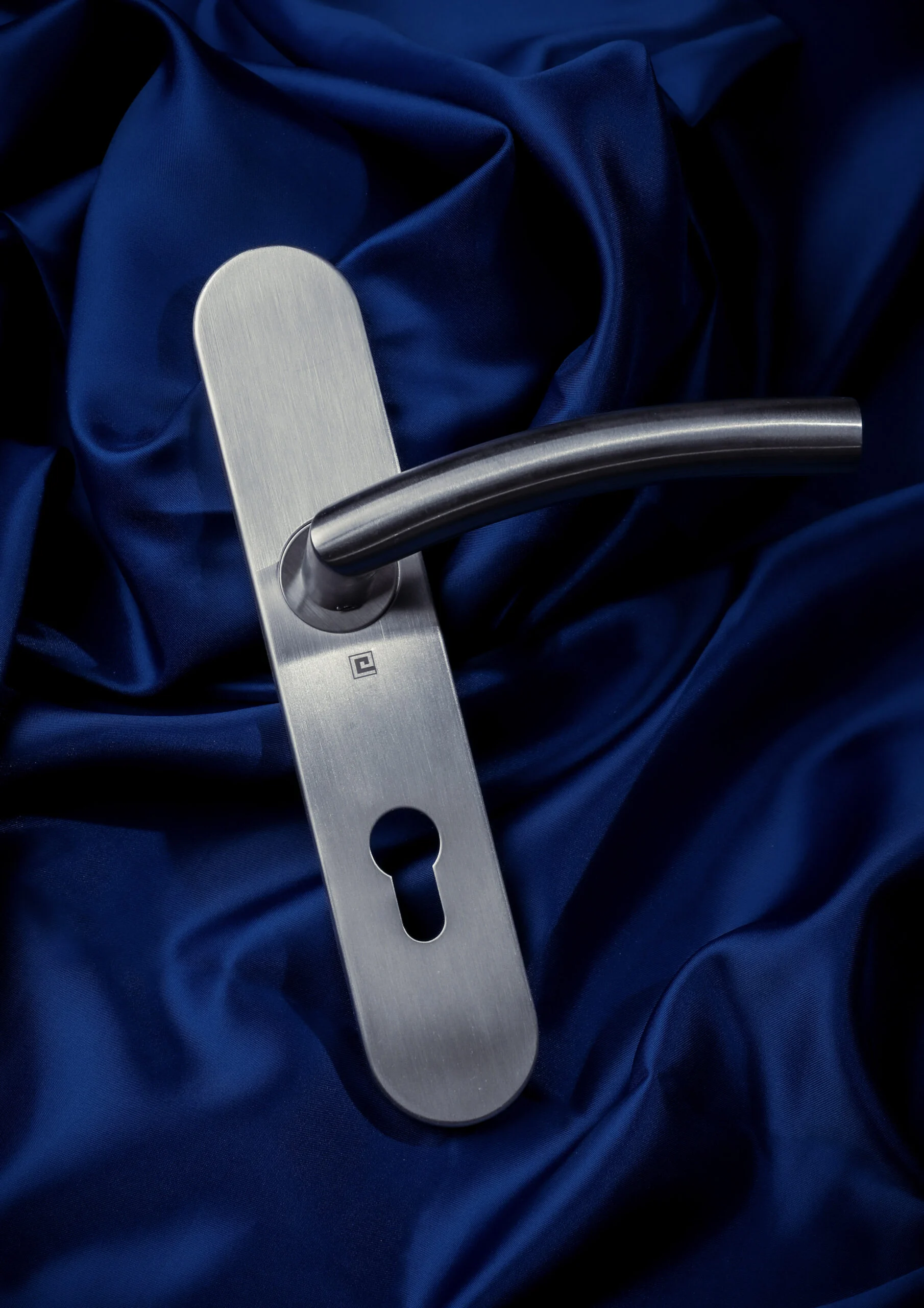 Poignée de porte en métal sur un tissu bleu