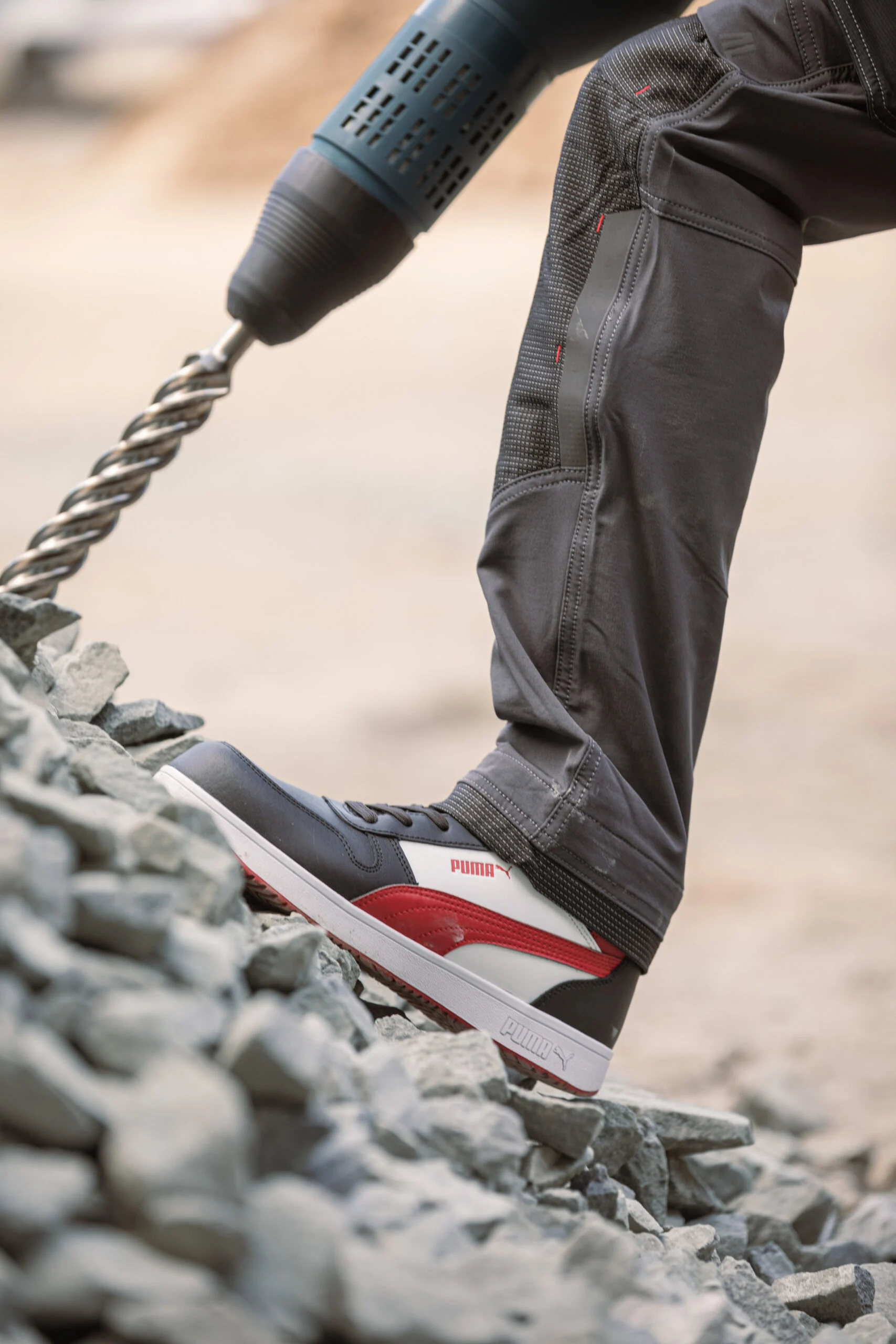 Chaussure de sécurité portée sur un chantier