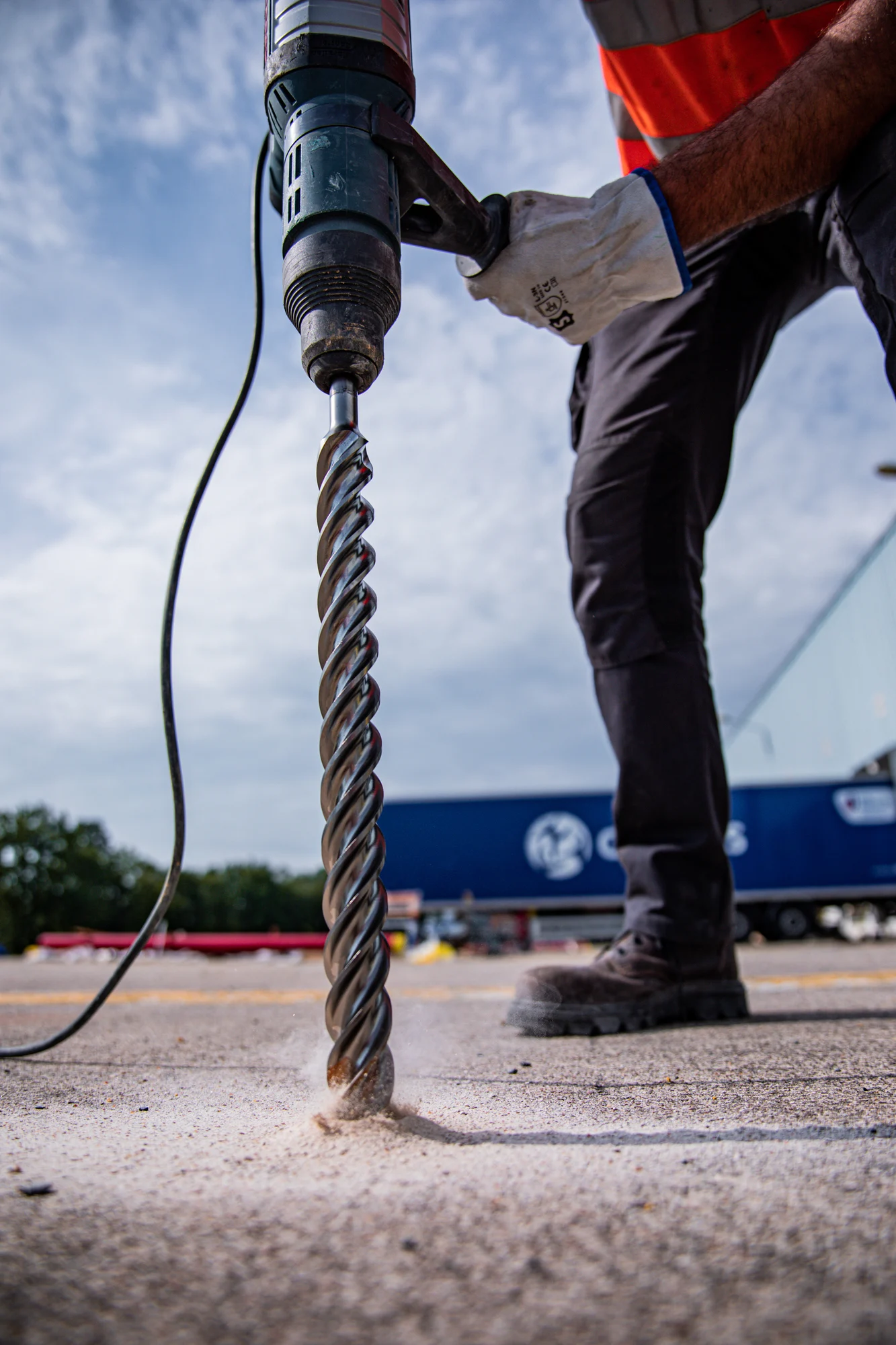 Perforateur en action sur un chantier