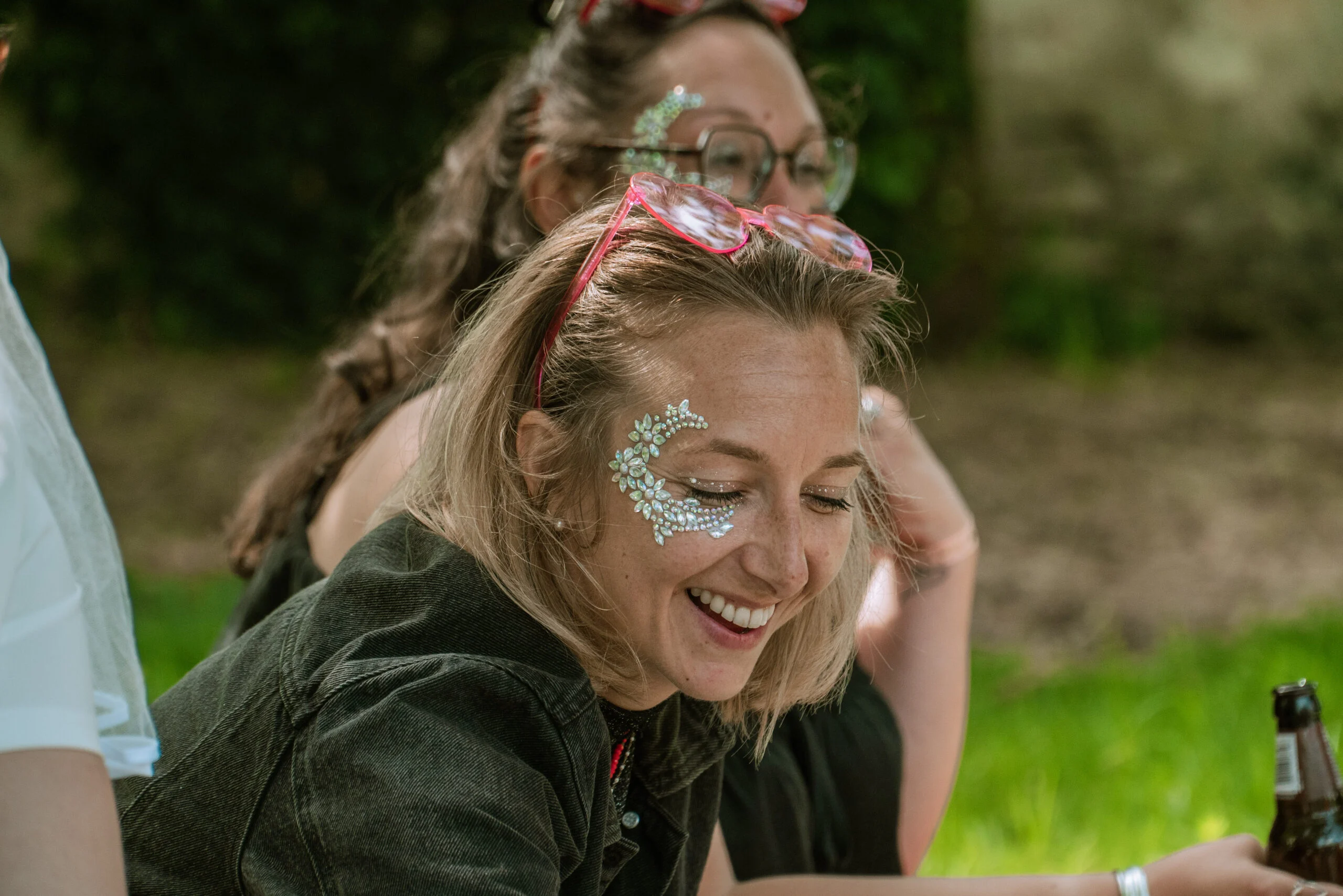 Rires entre amies dans un parc