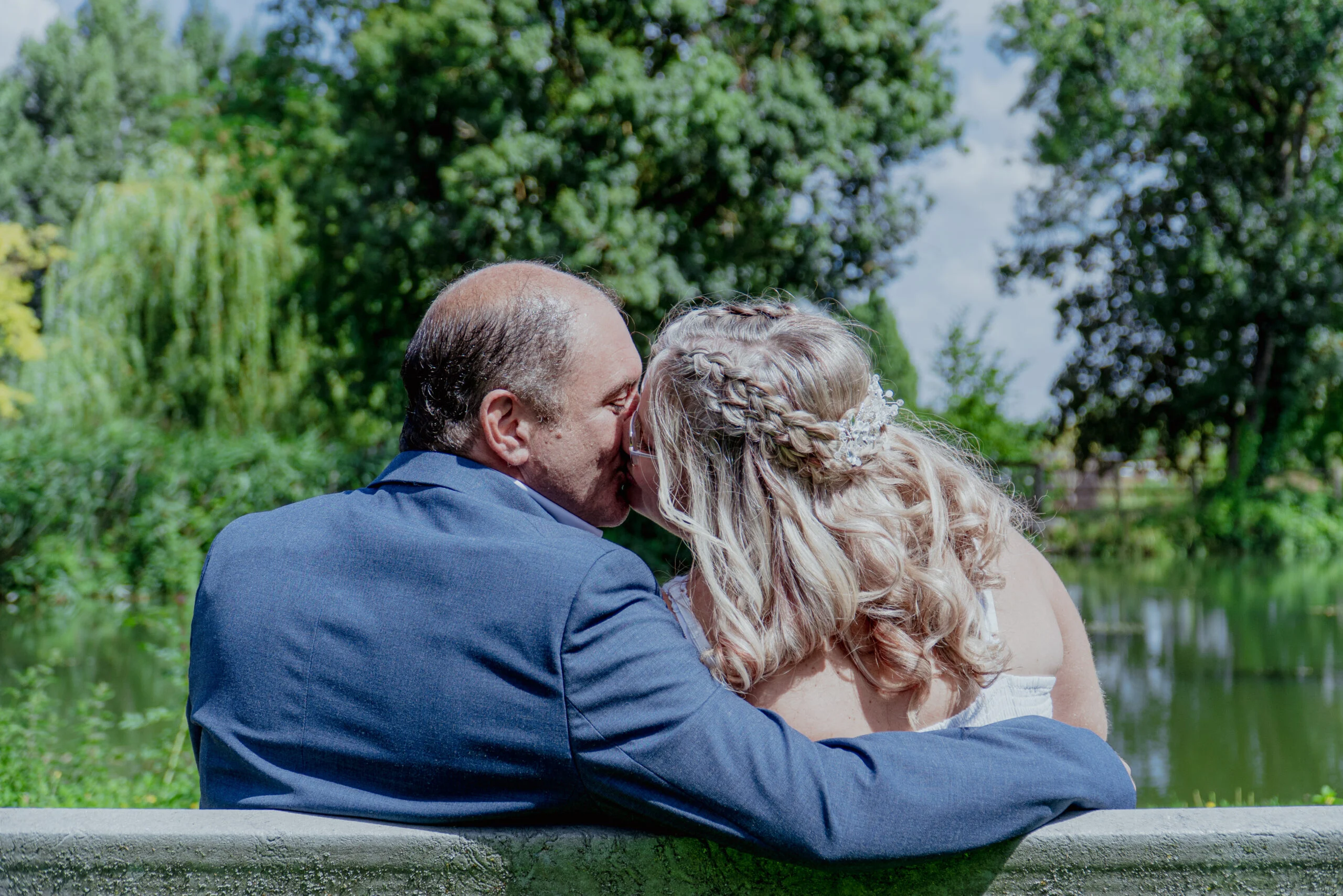 Couple enlacé vu de dos dans un jardin