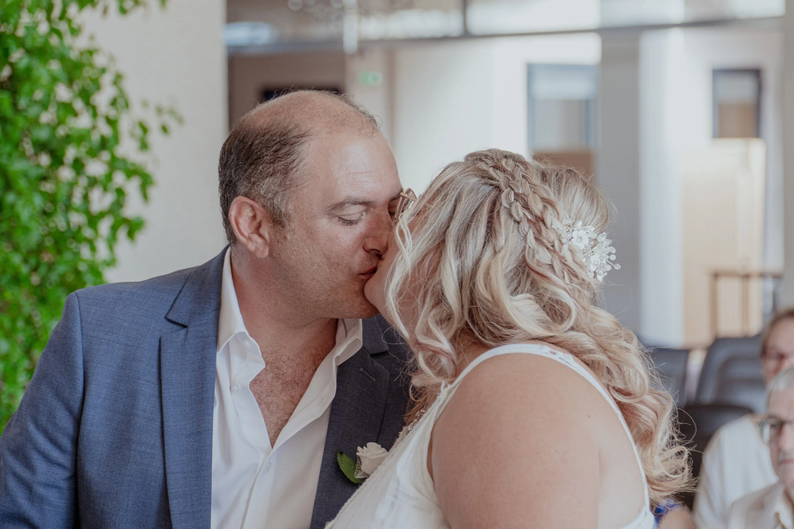 Baiser des mariés pendant leur journée de mariage