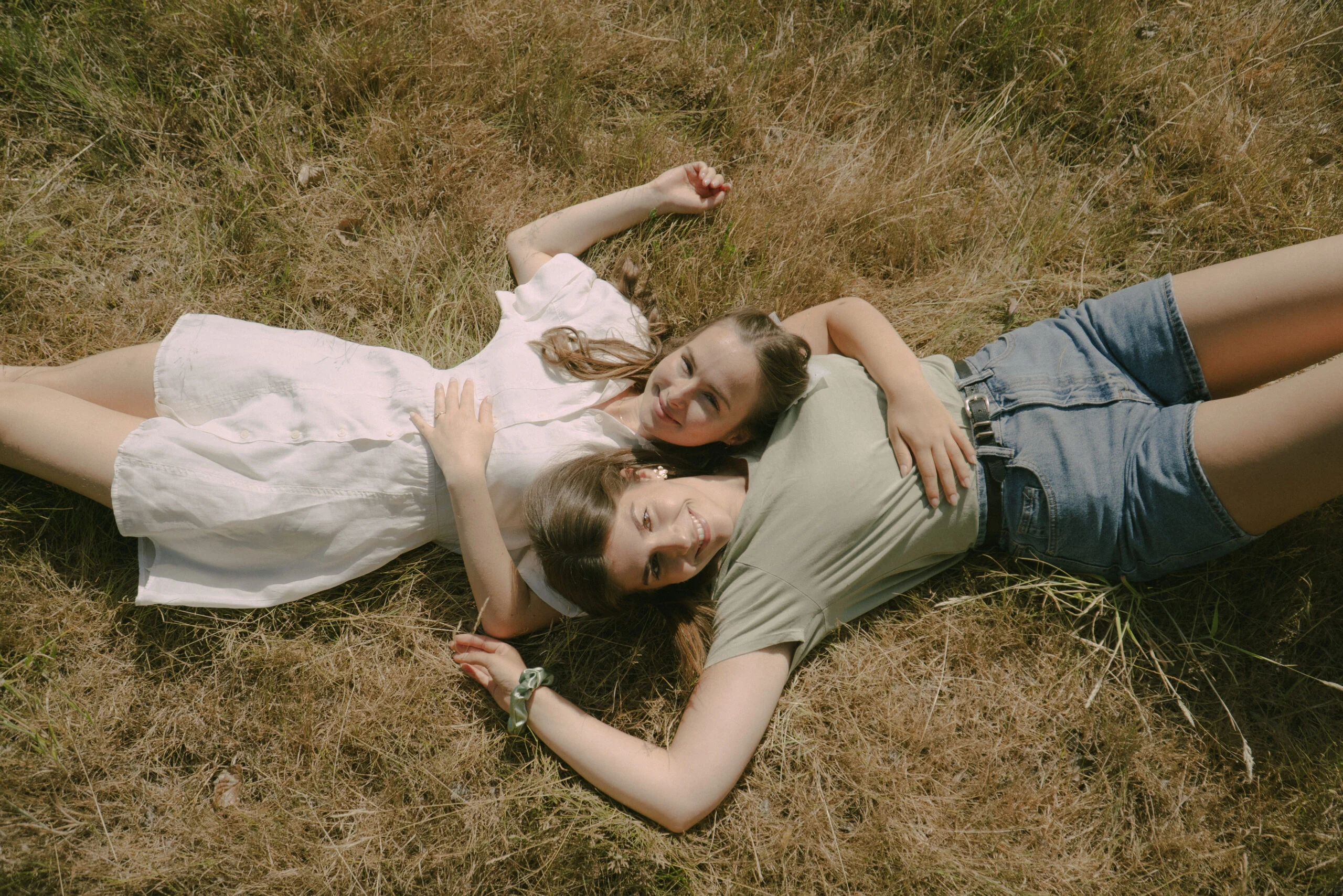 Deux amies allongées dans l’herbe