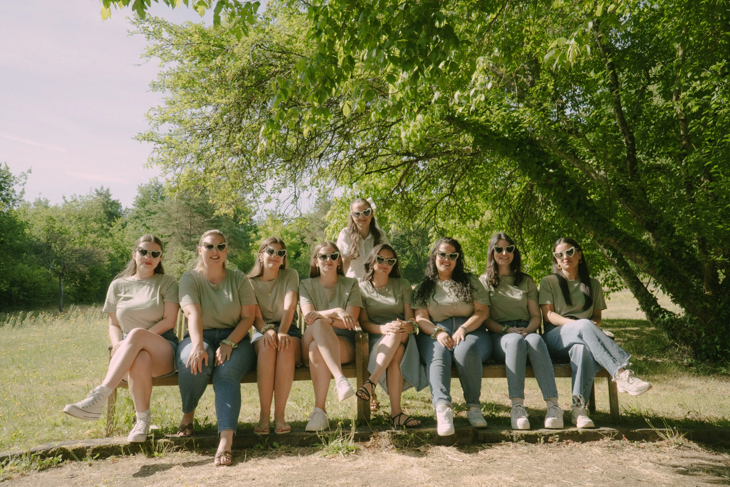 Groupe d’amies assises dans un parc