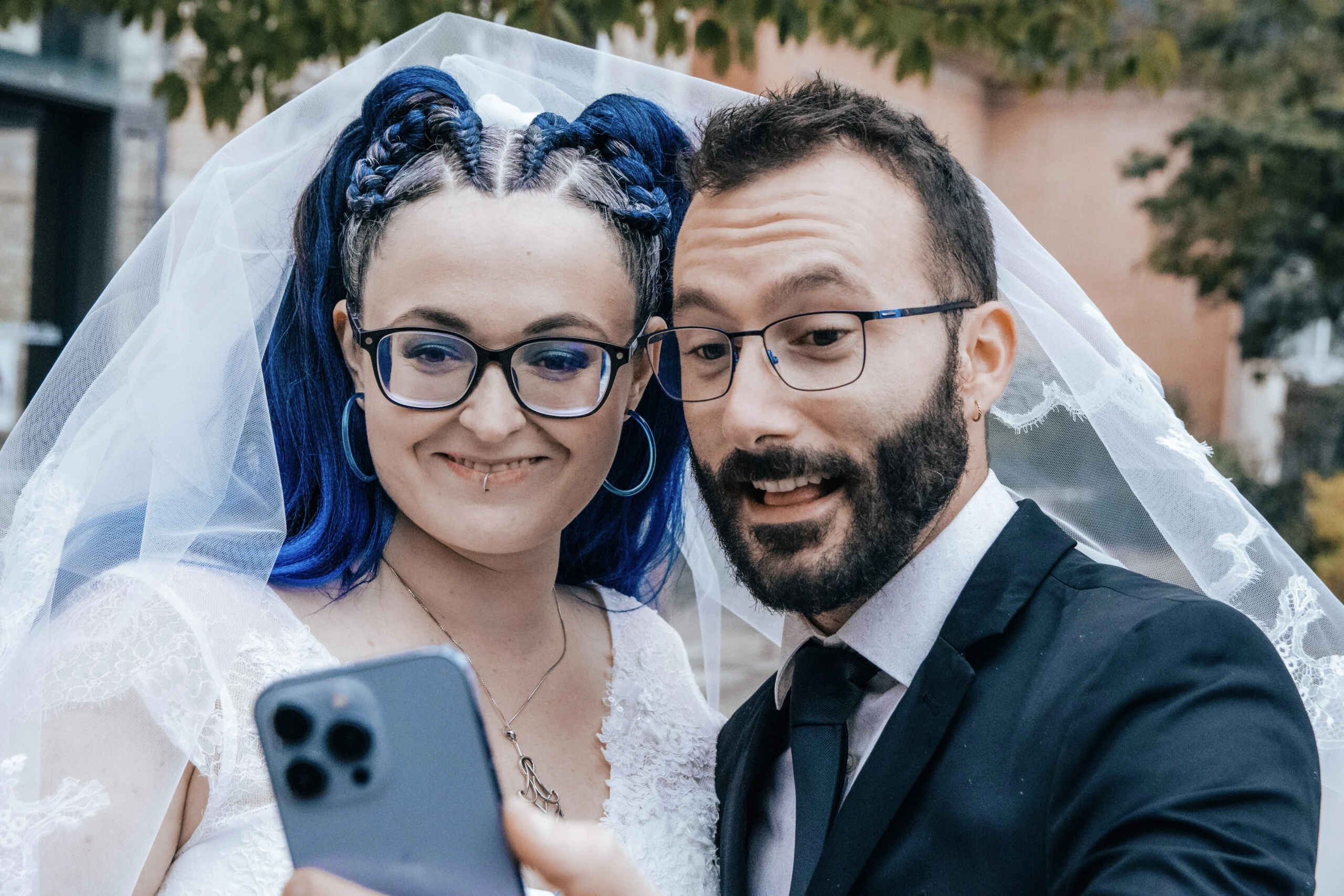 Couple de mariés prenant un selfie