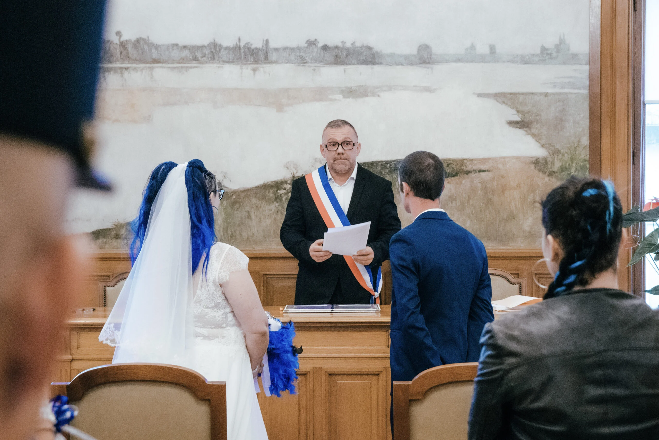 Mariés devant l’officiant pendant une cérémonie civile