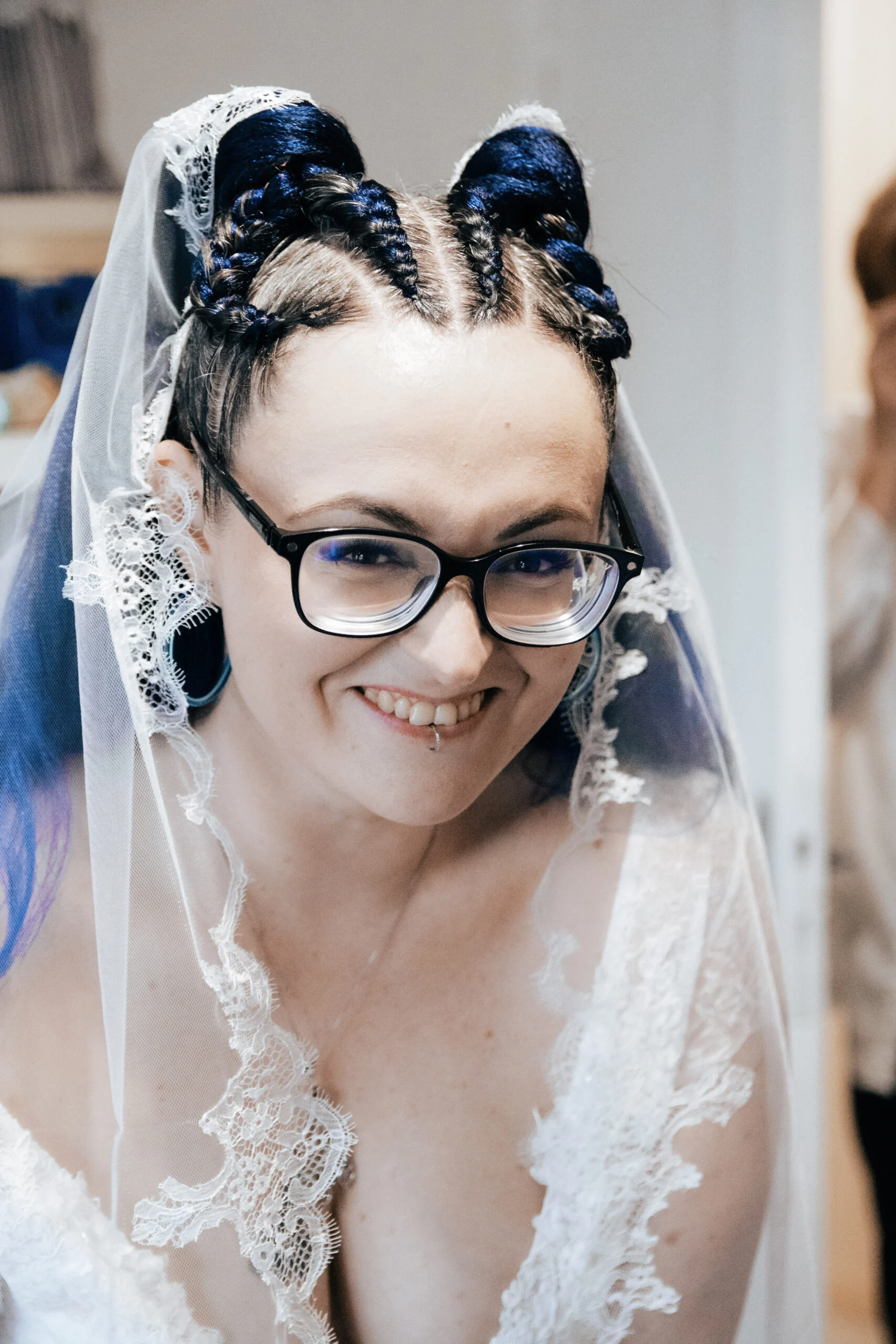 Portrait souriant de la mariée sous son voile