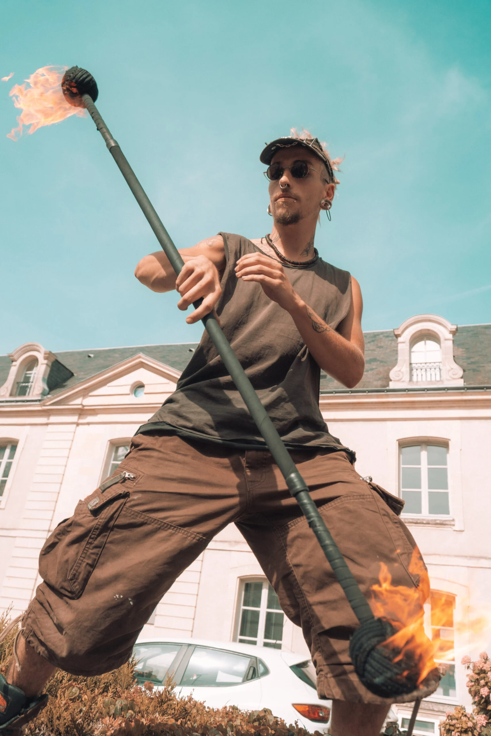 Artiste de rue tenant une torche devant le public