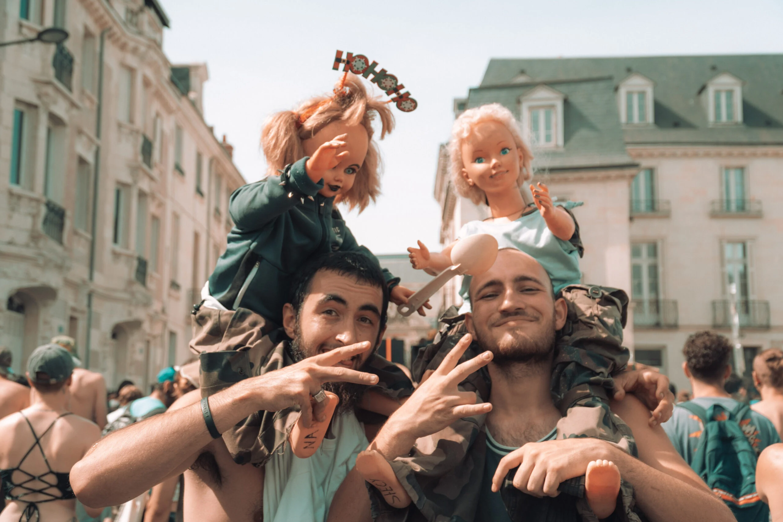 Participants souriants portant des marionnettes sur leurs épaules