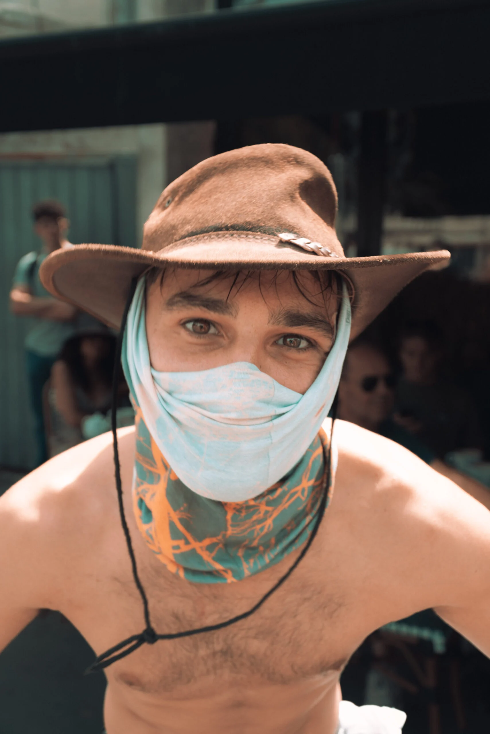 Portrait d’une participante coiffée d’un chapeau pendant un festival