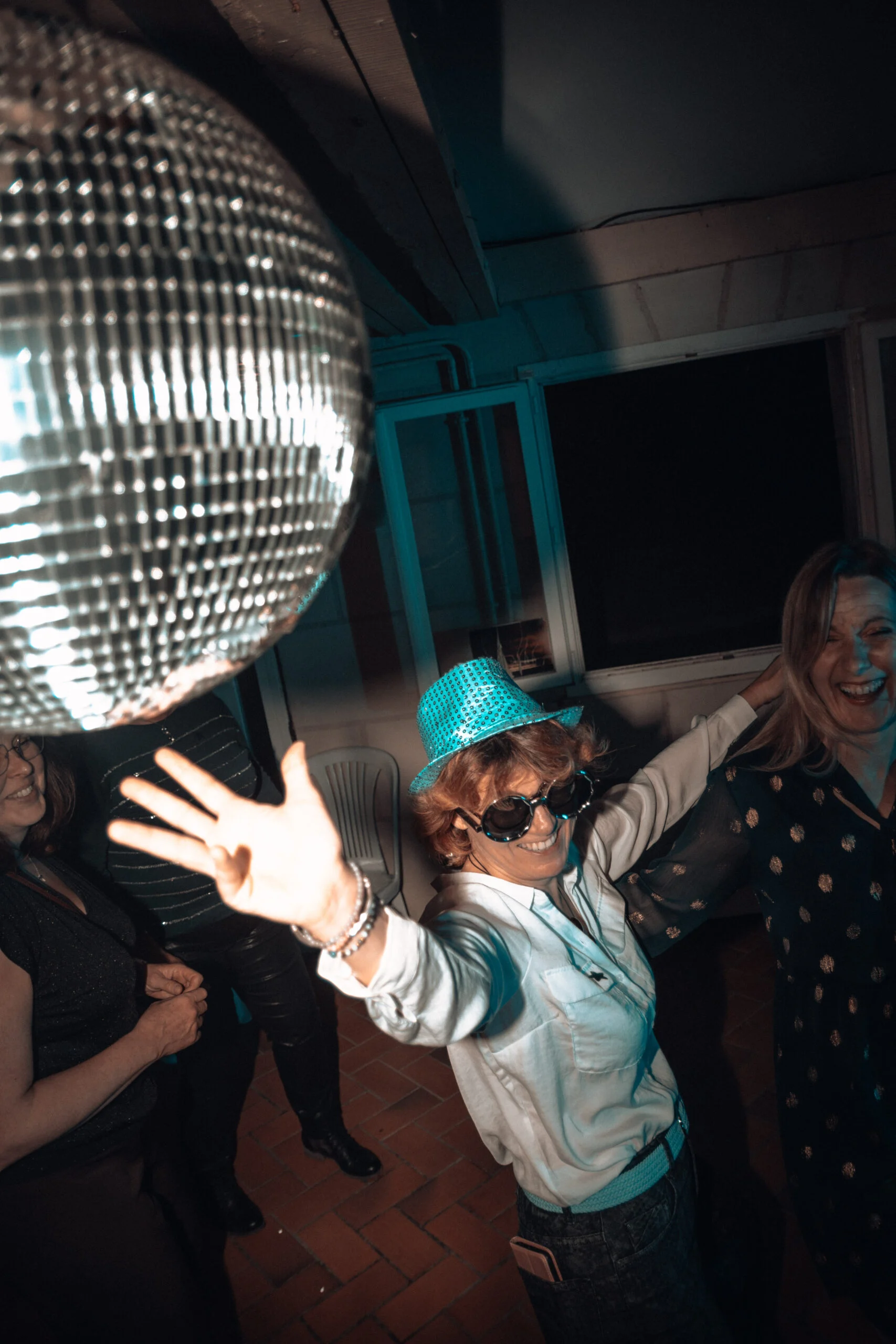 Détail d’une tenue brillante pendant une soirée
