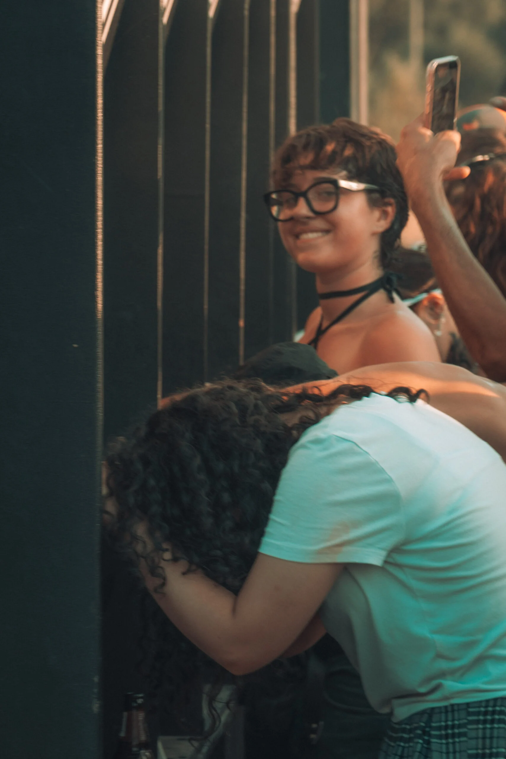 Festivalier dansant au milieu du public