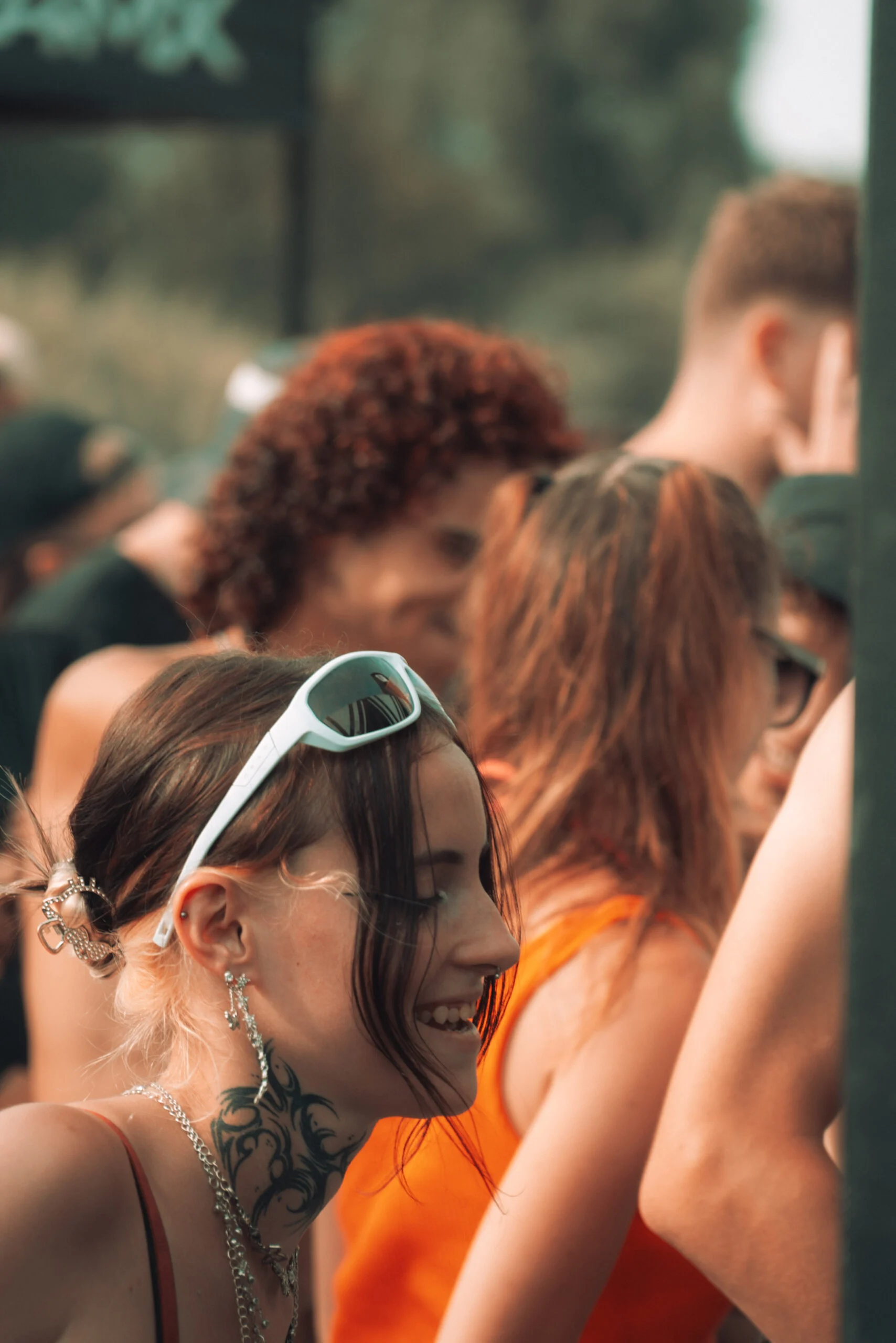 DJ aux platines sous une tente lors d’un festival
