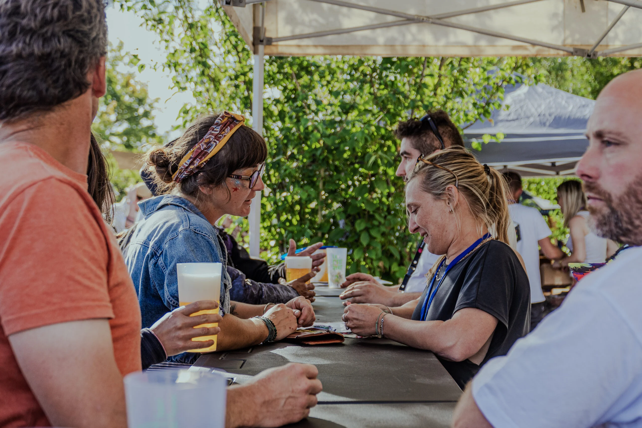 Festivalier dansant les bras levés