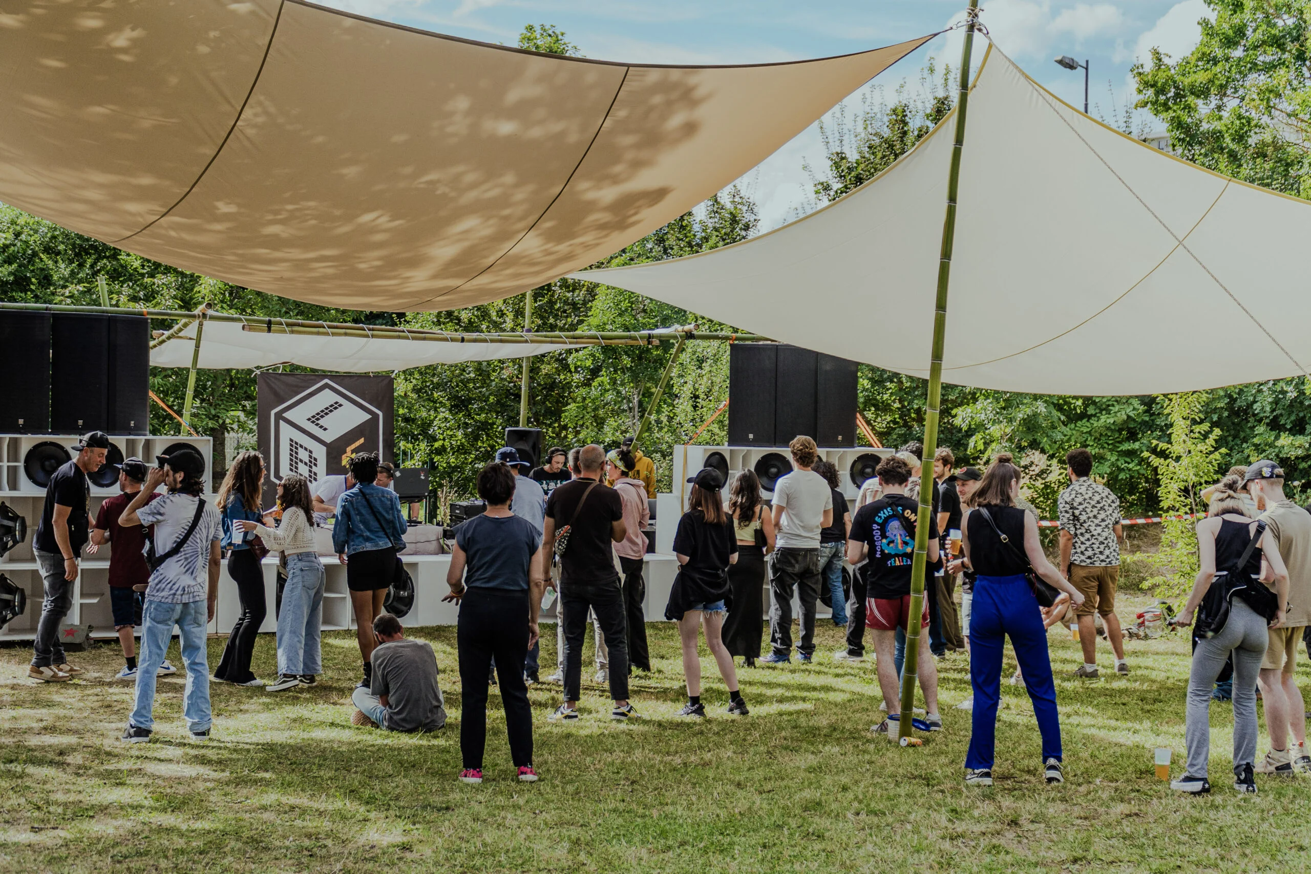 Public profitant d’un concert en extérieur