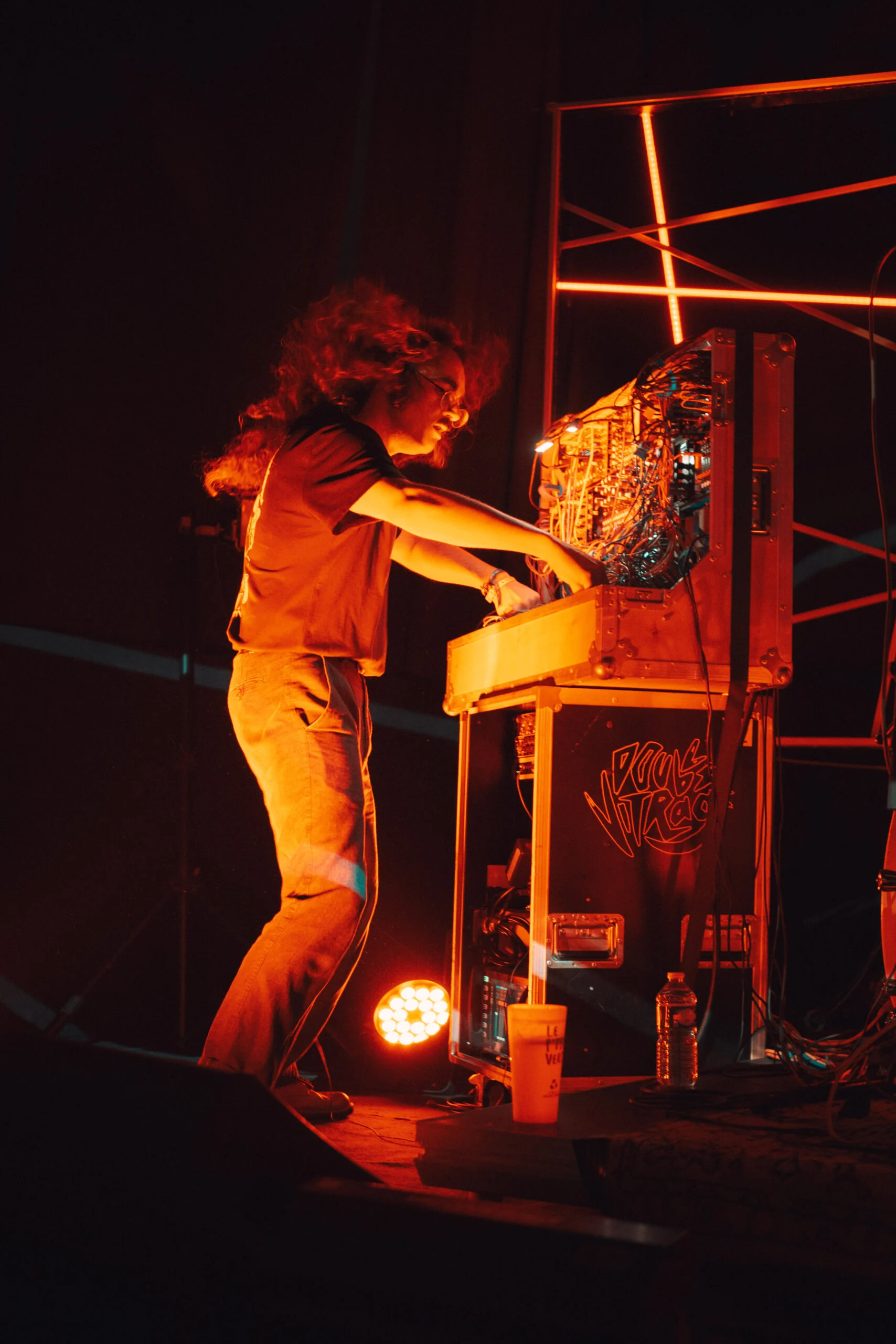 Visage éclairé par les lumières d’un concert
