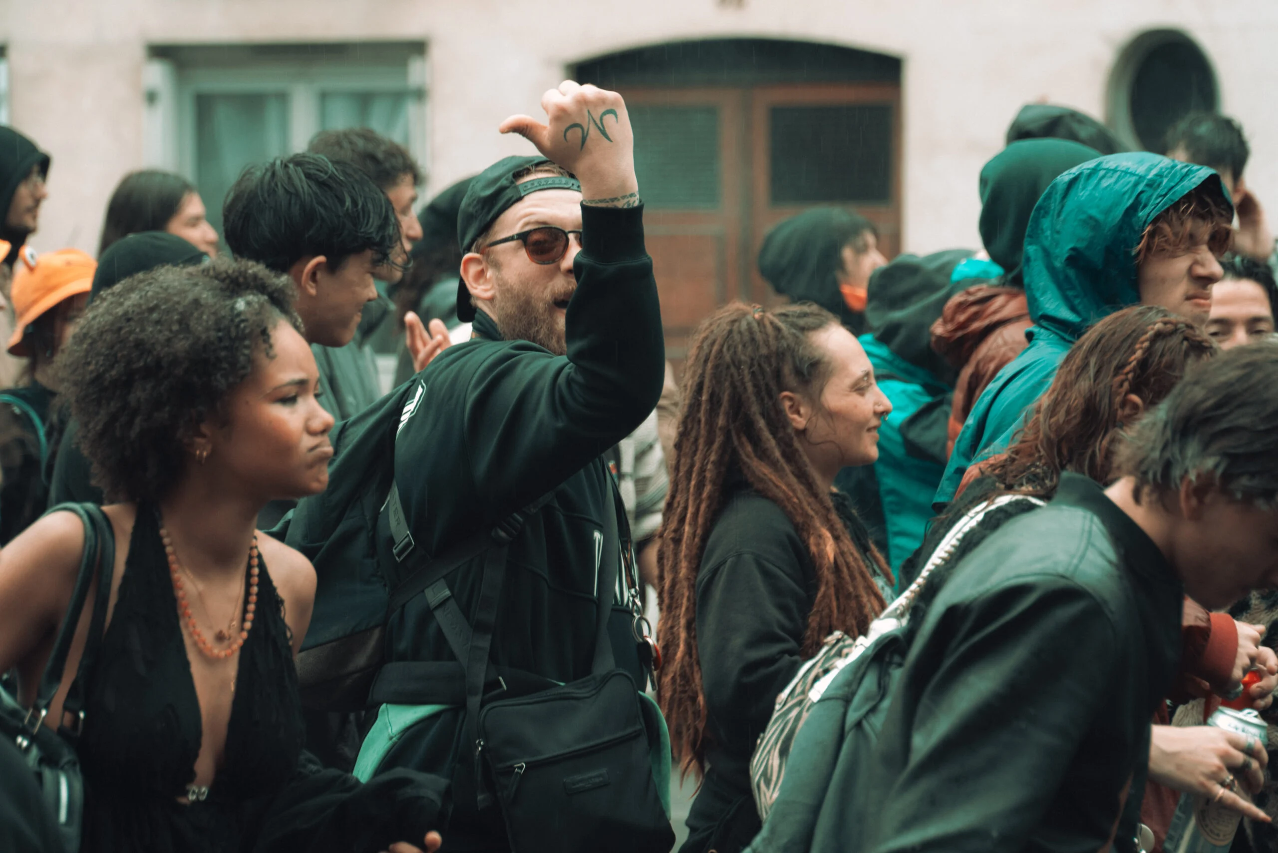 Public d’un festival techno sous les éclairages de scène