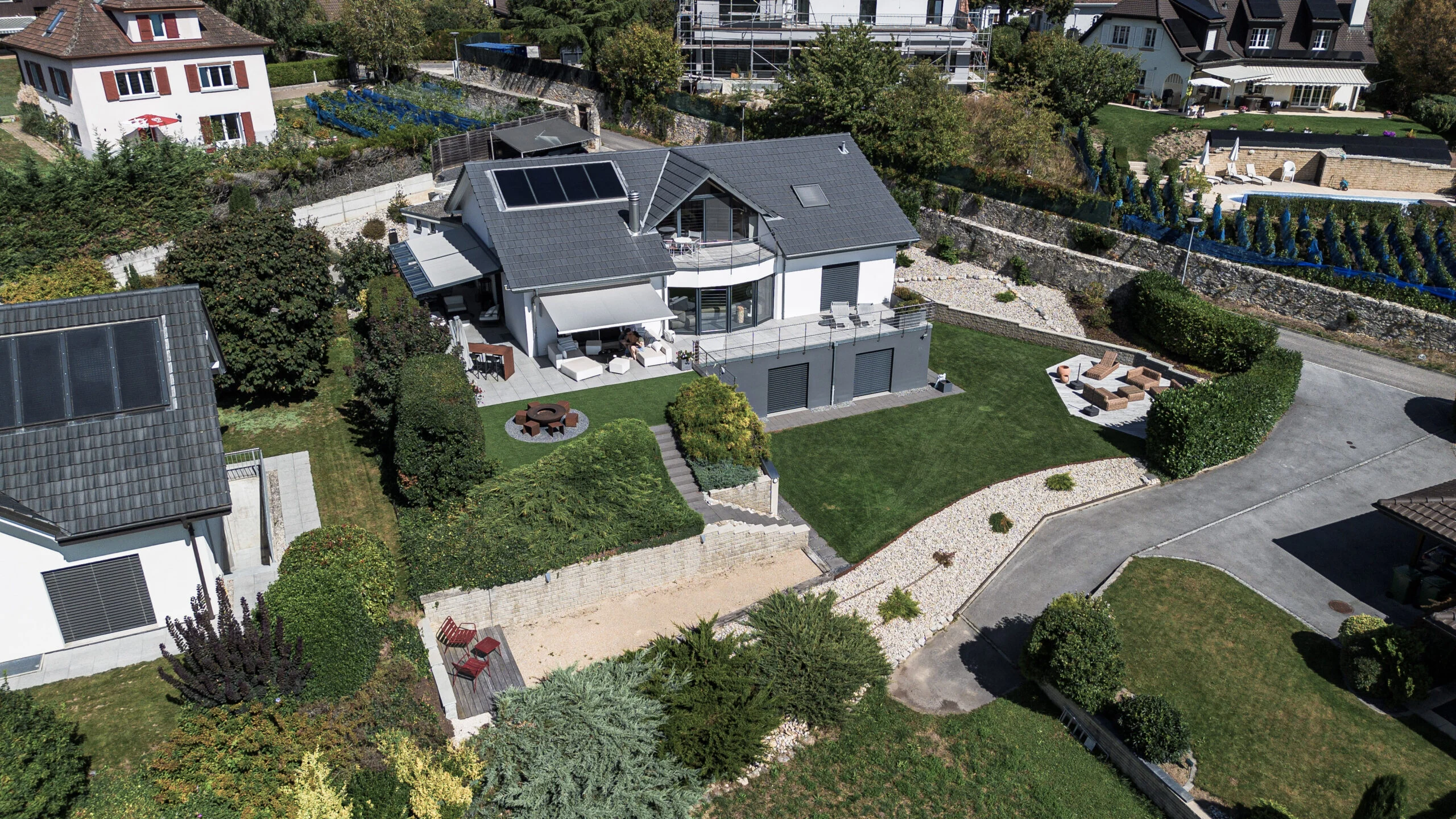 Vue aérienne d’une propriété avec maison, jardin et terrasse