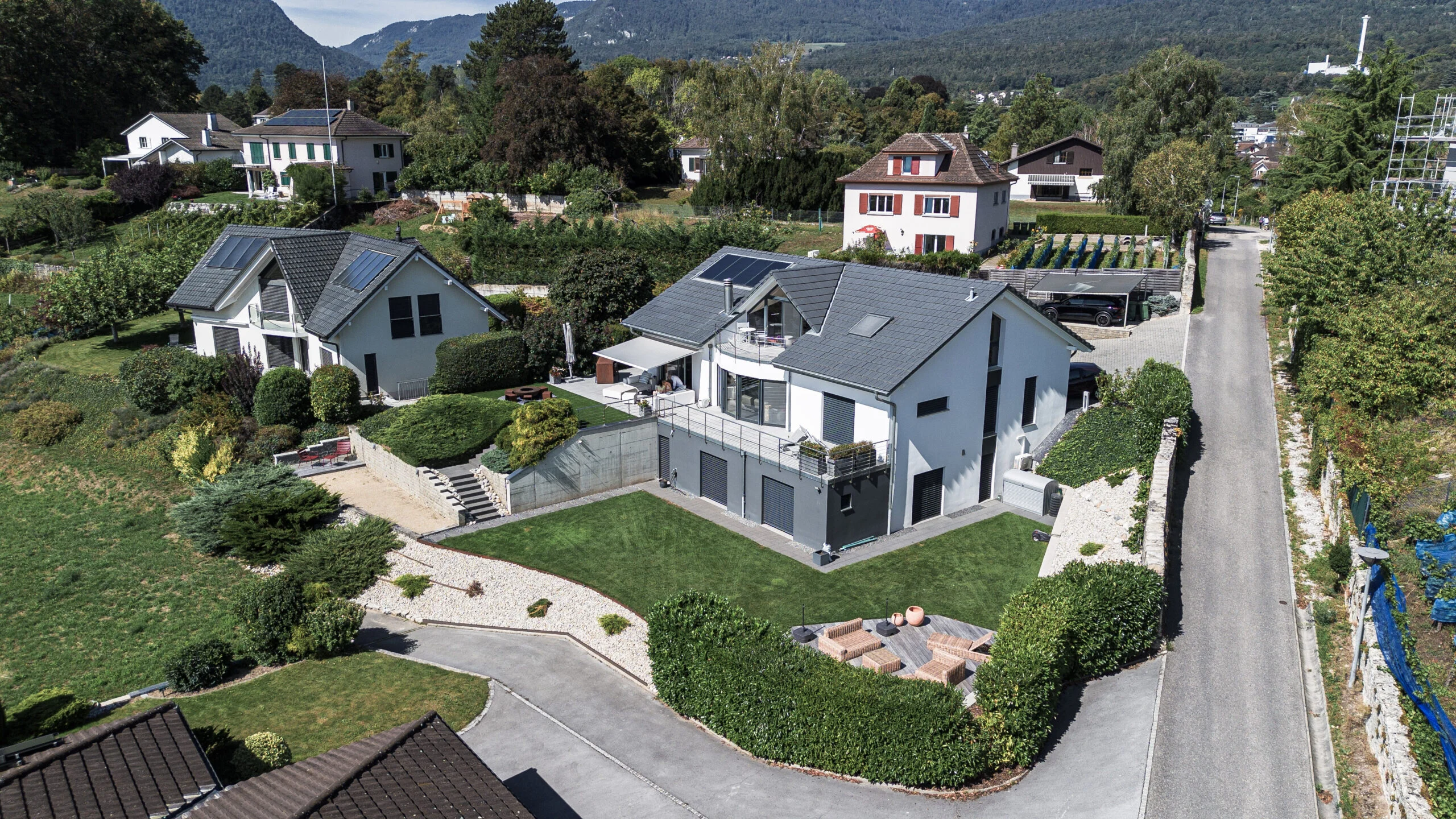 Vue aérienne d’une maison contemporaine et de ses extérieurs