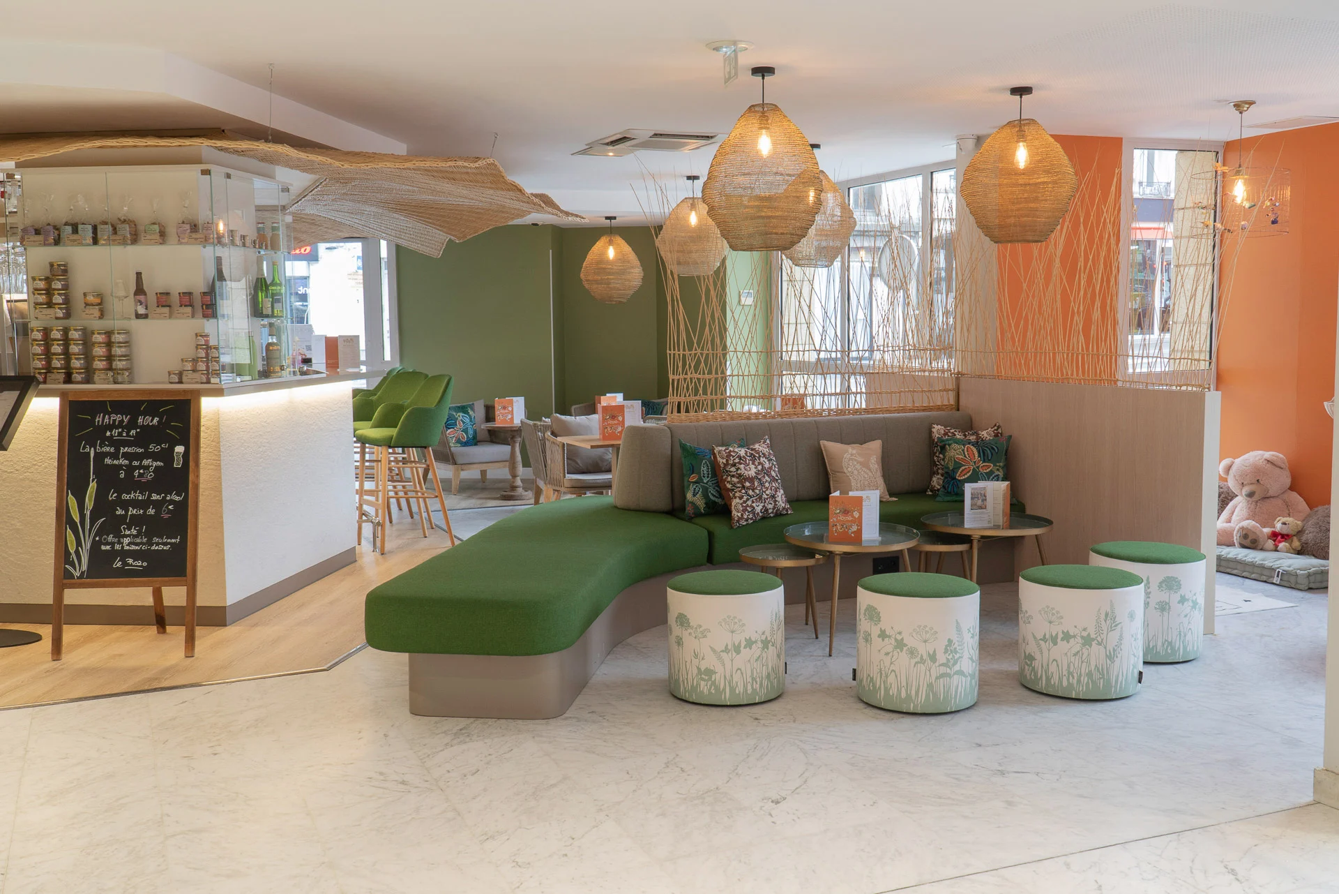 Espace salon lumineux aux couleurs vertes dans un hôtel