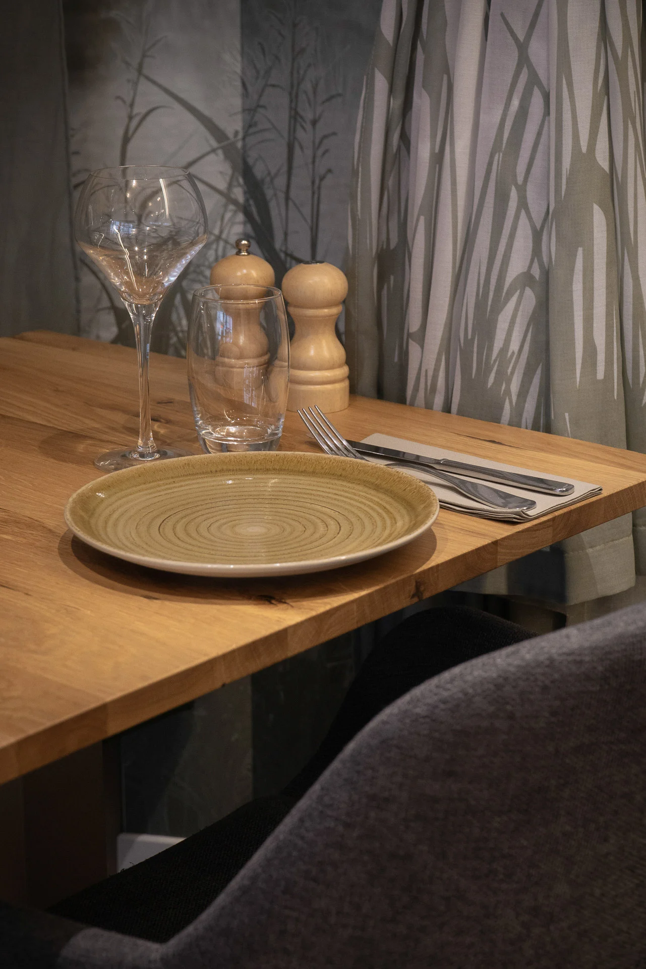 Table dressée dans l’espace de restauration d’un hôtel