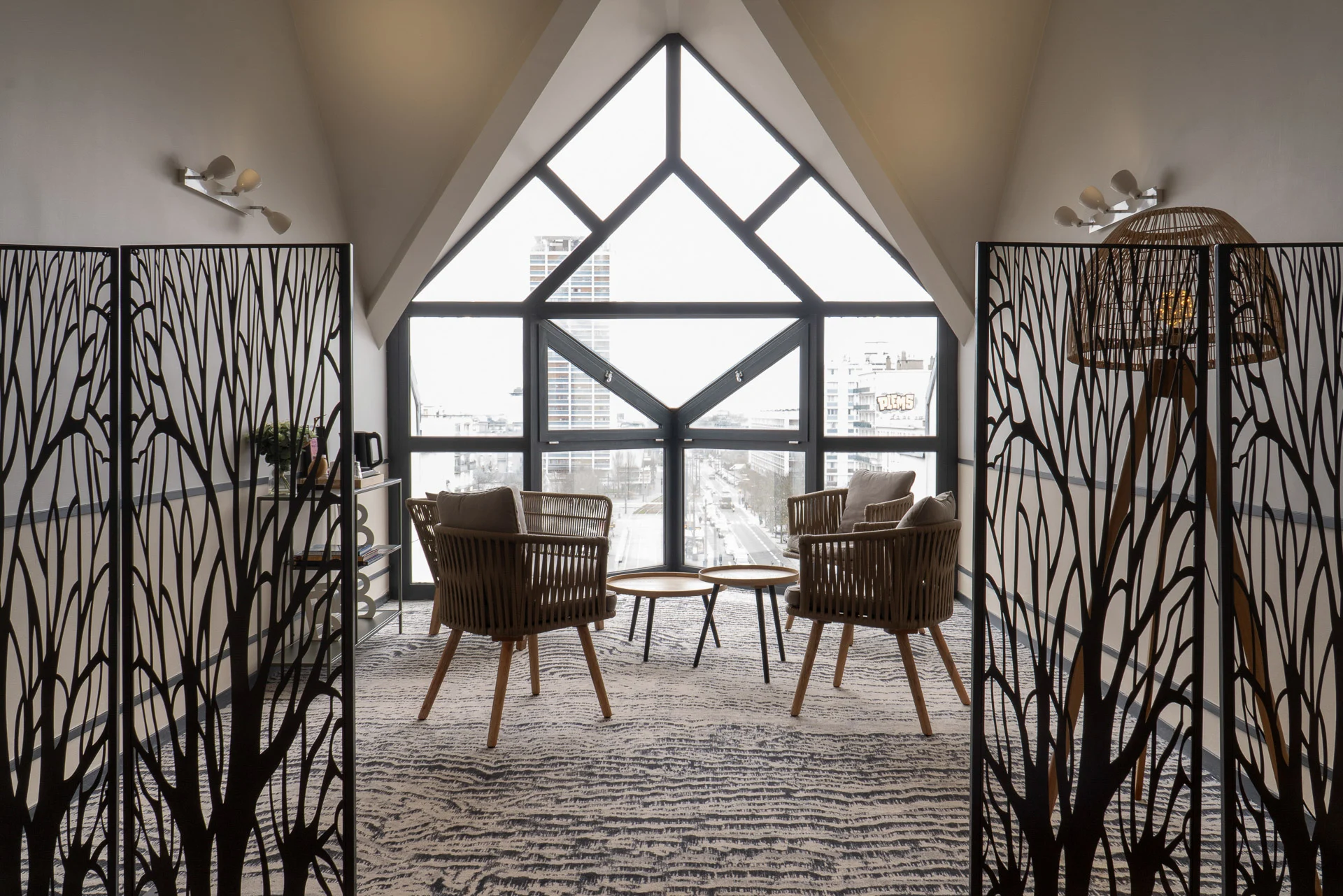 Salon d’hôtel ouvert sur une grande baie vitrée