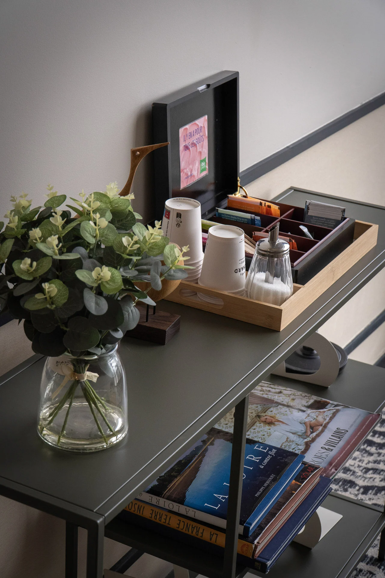 Plateau d’accueil et bouquet de fleurs dans une chambre d’hôtel