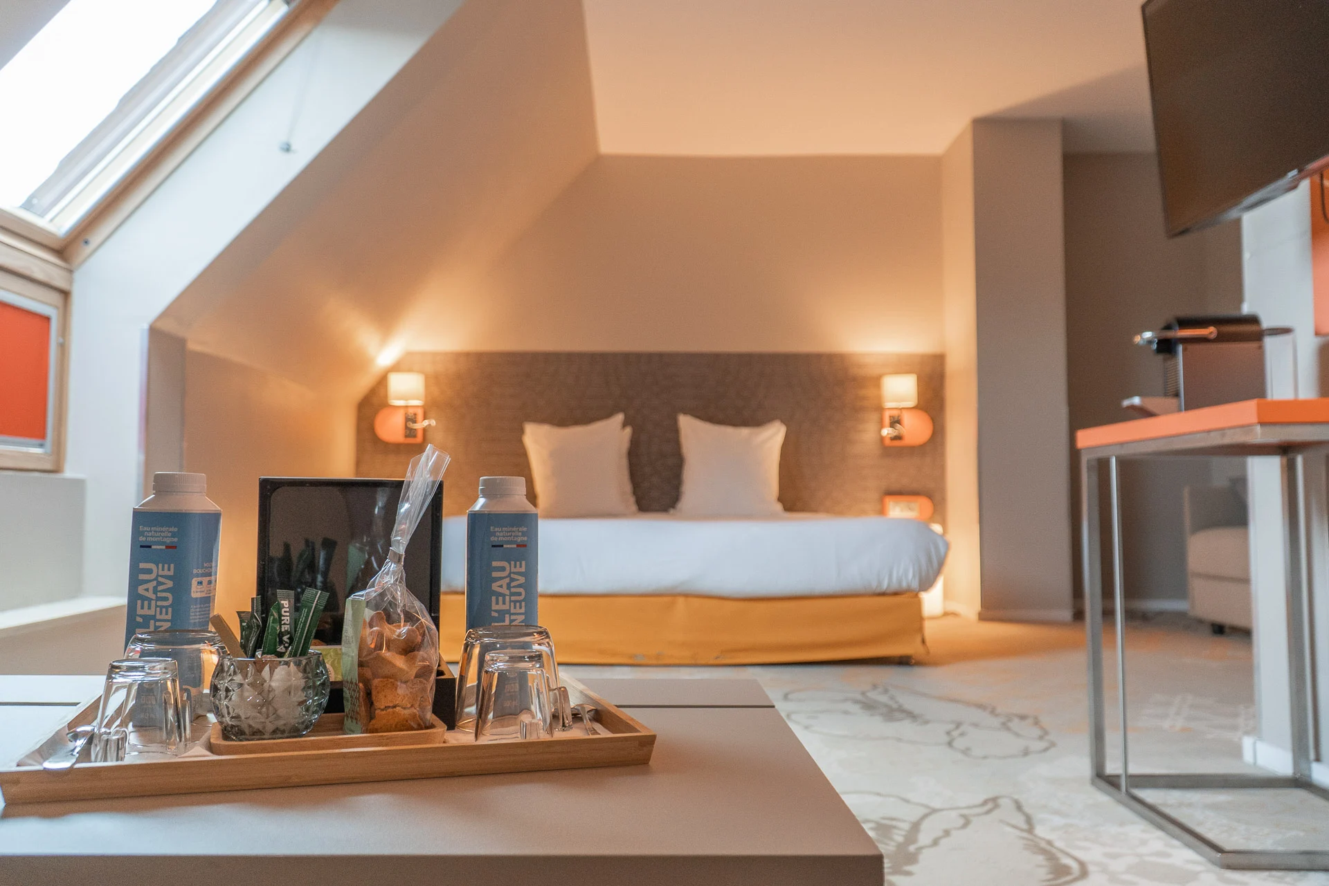 Chambre d’hôtel lumineuse avec plateau d’accueil